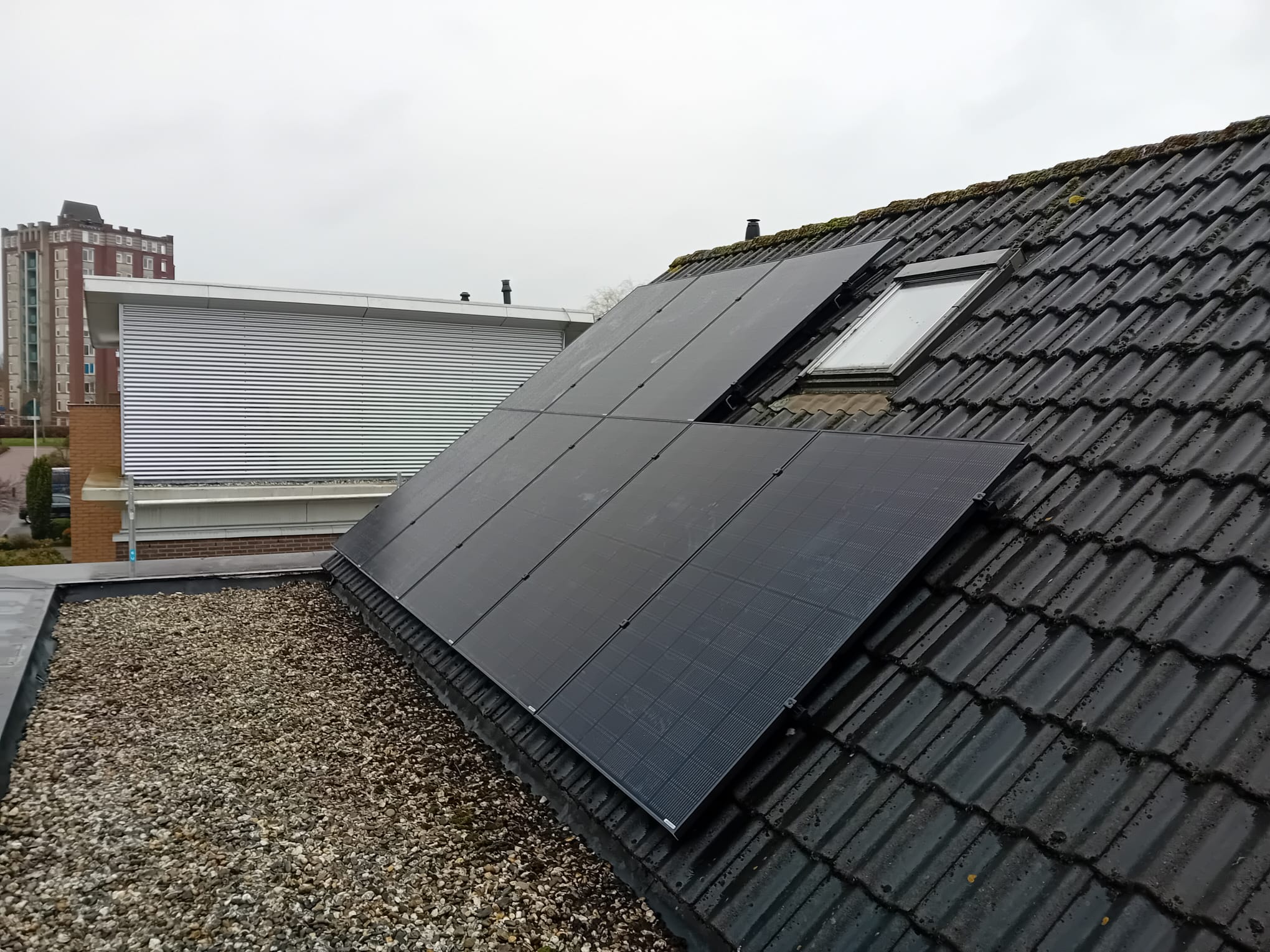 Een zonnepaneelinstallatie op een dak, gericht op de efficiëntie van het opwekken van zonne-energie.