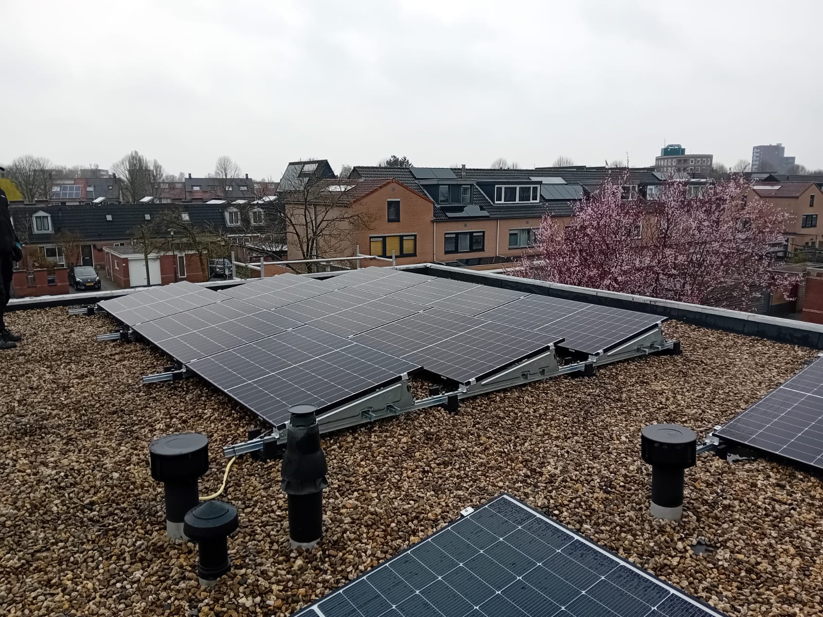 Zonnepaneleninstallatie op grinddak in Apeldoorn