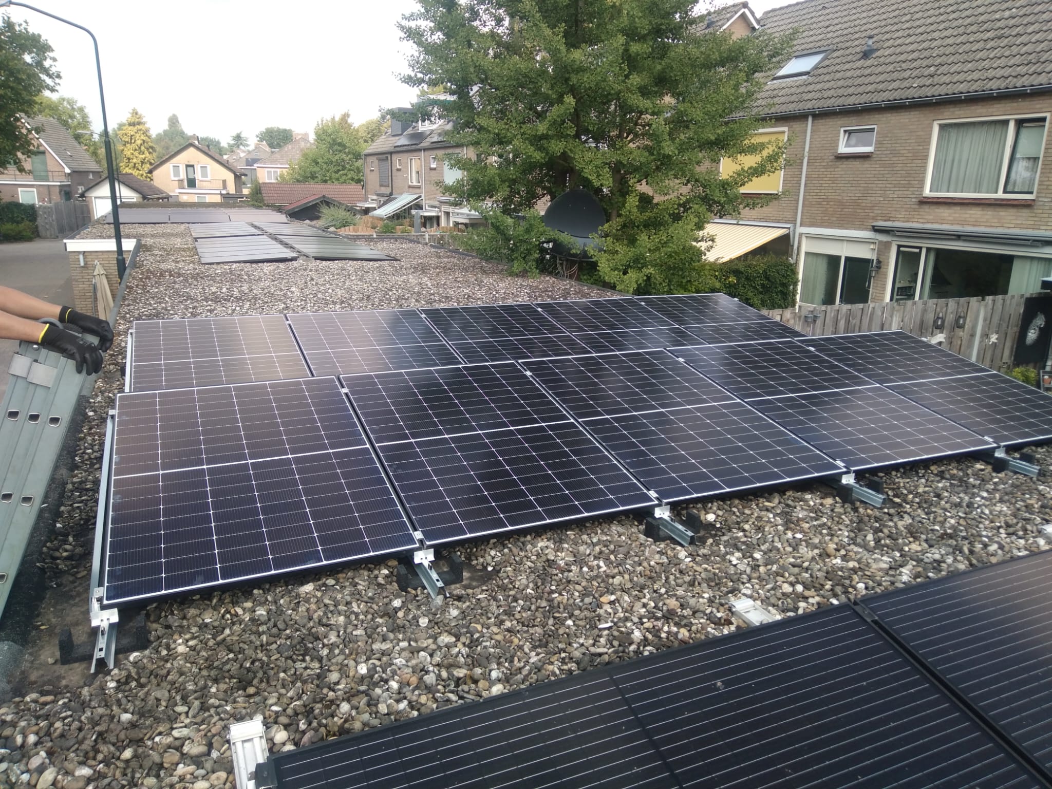 10 zonnepanelen op plat dak in Apeldoorn