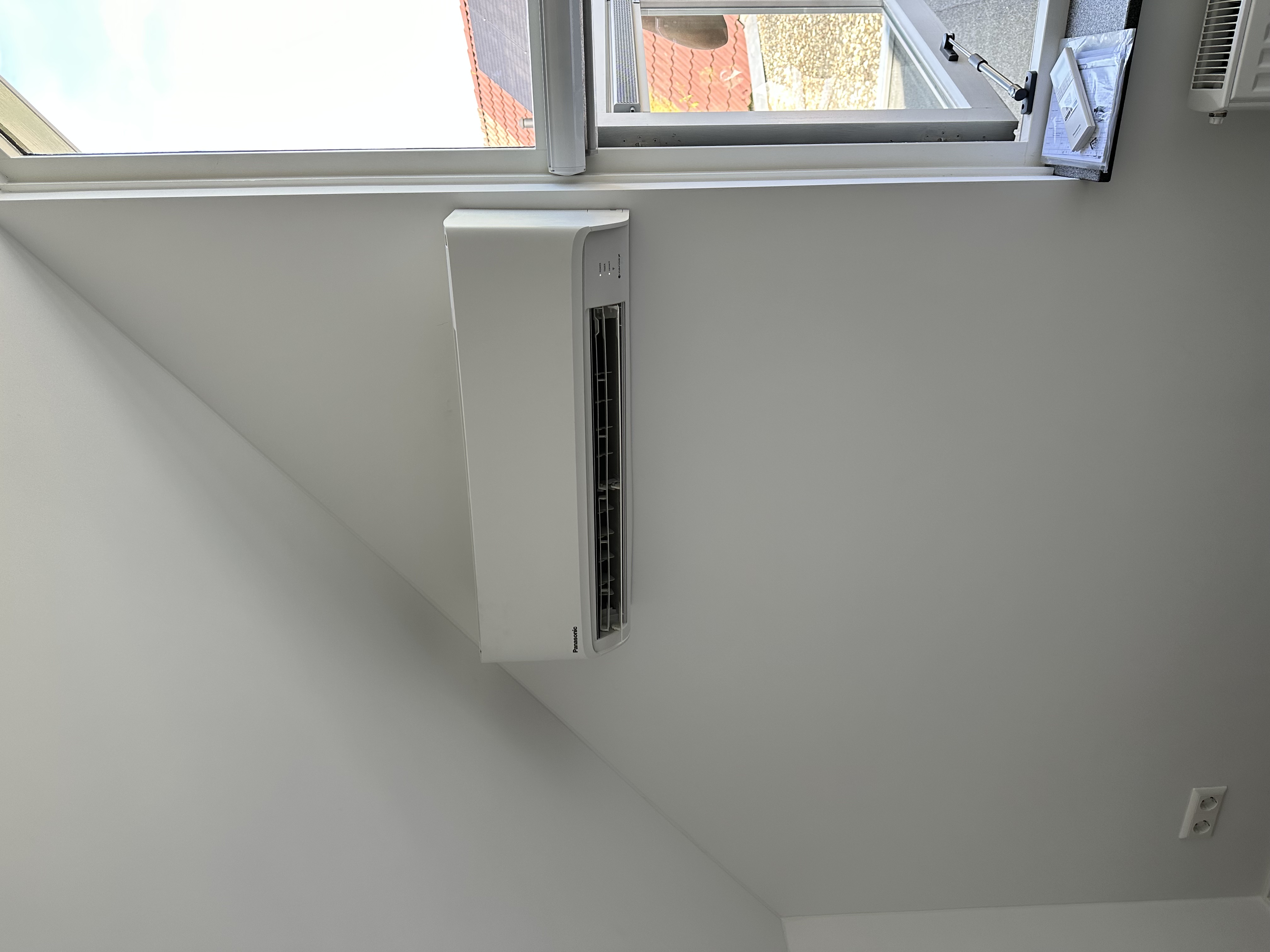 Een stijlvolle wandairco-installatie in een moderne ruimte, perfect voor het behouden van een aangename temperatuur.