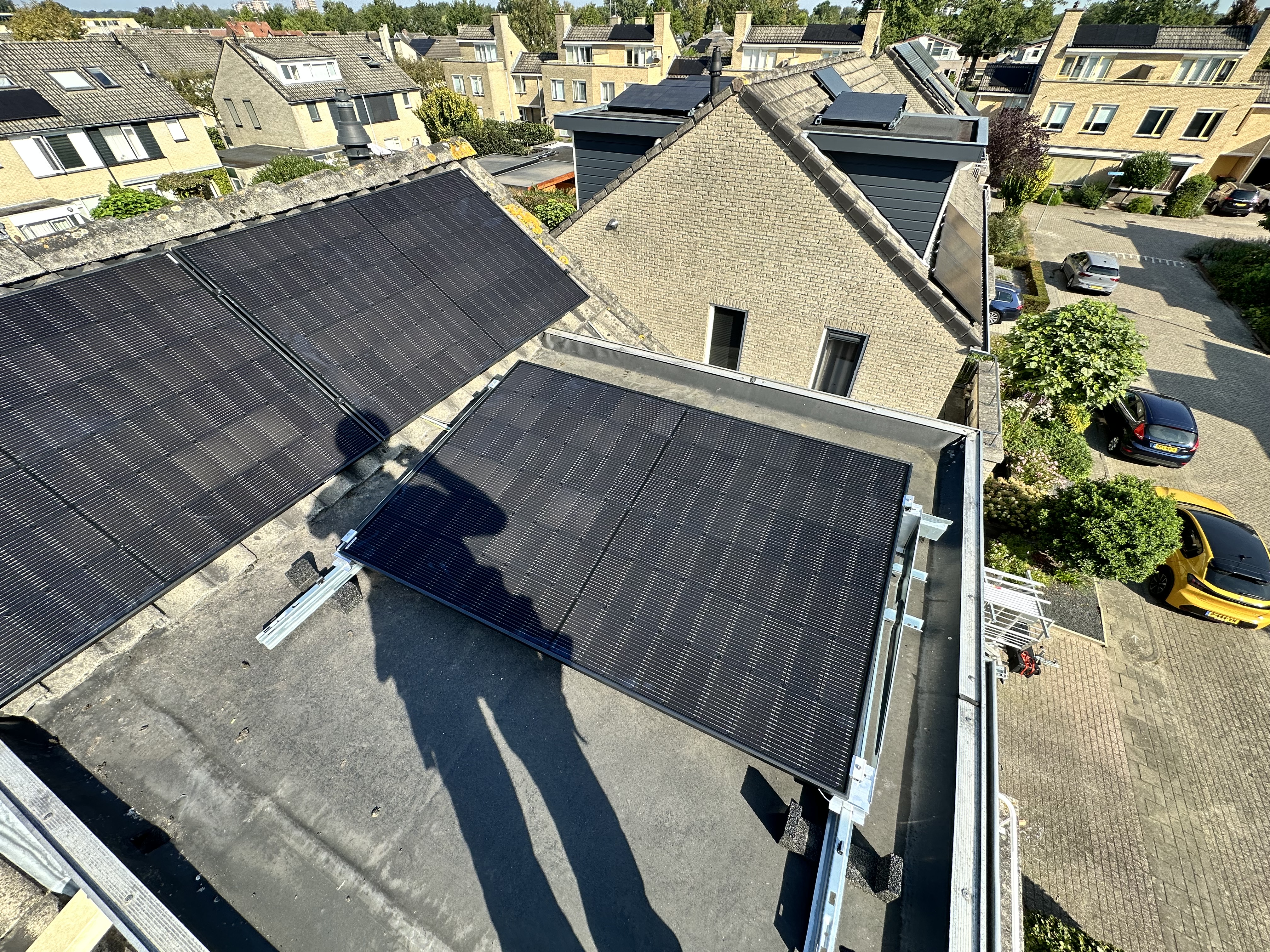 De foto toont een deel van een voorgeschreven zonnepaneleninstallatie op een dak met fotovoltaïsche panelen.