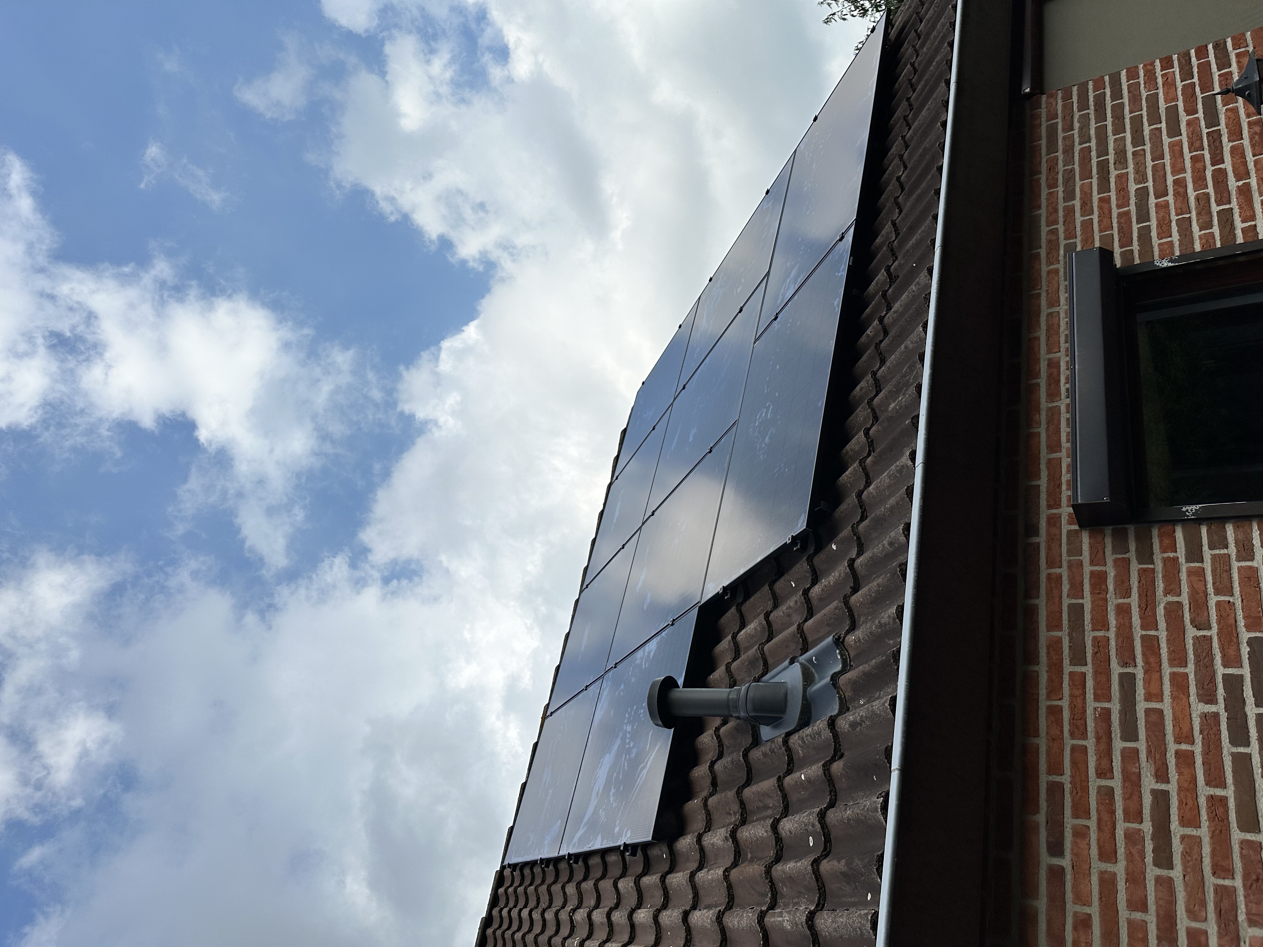 Zonnepaneleninstallatie op hellend dak in Ugchelen