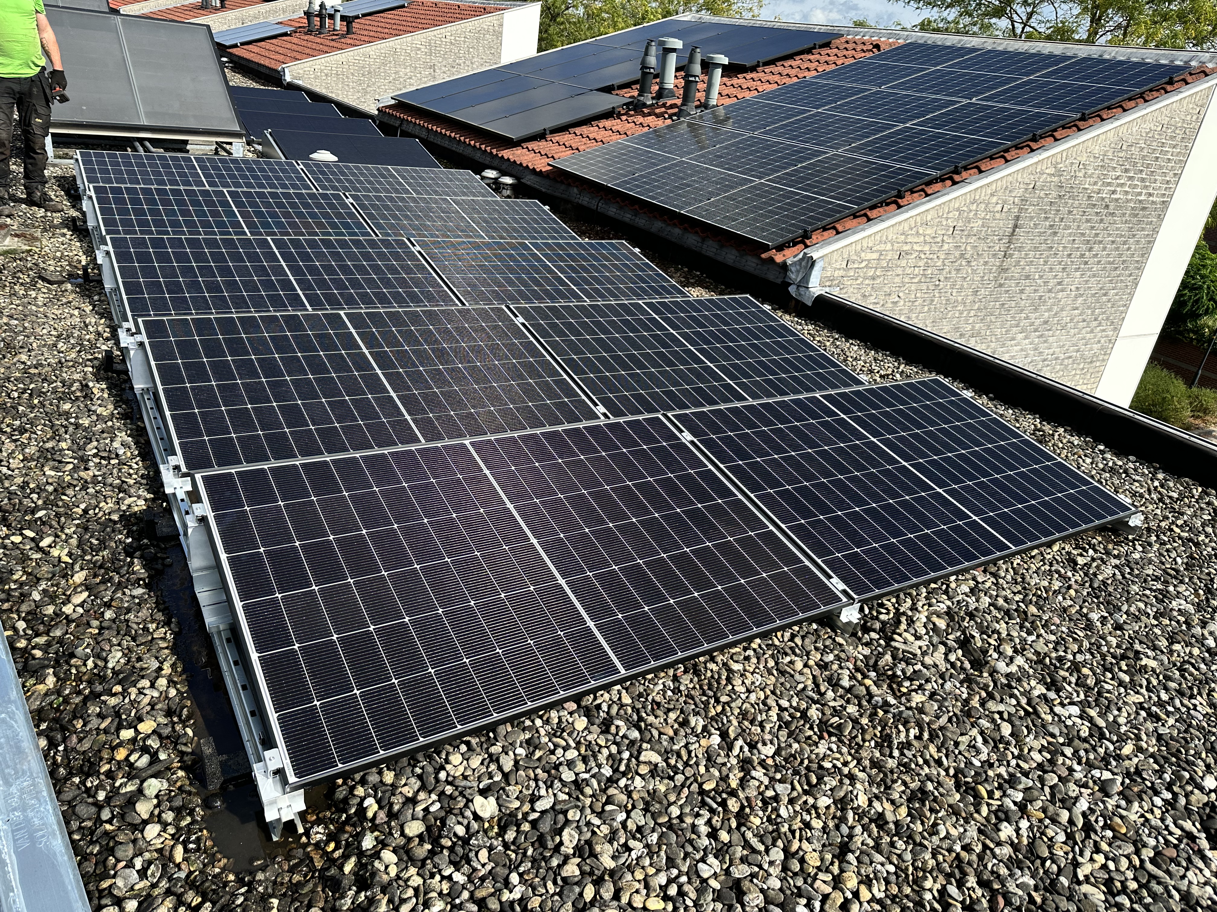 Een installatie van zonnepanelen op een dak, bestaande uit meerdere panelen die efficiënt zonne-energie opvangen.