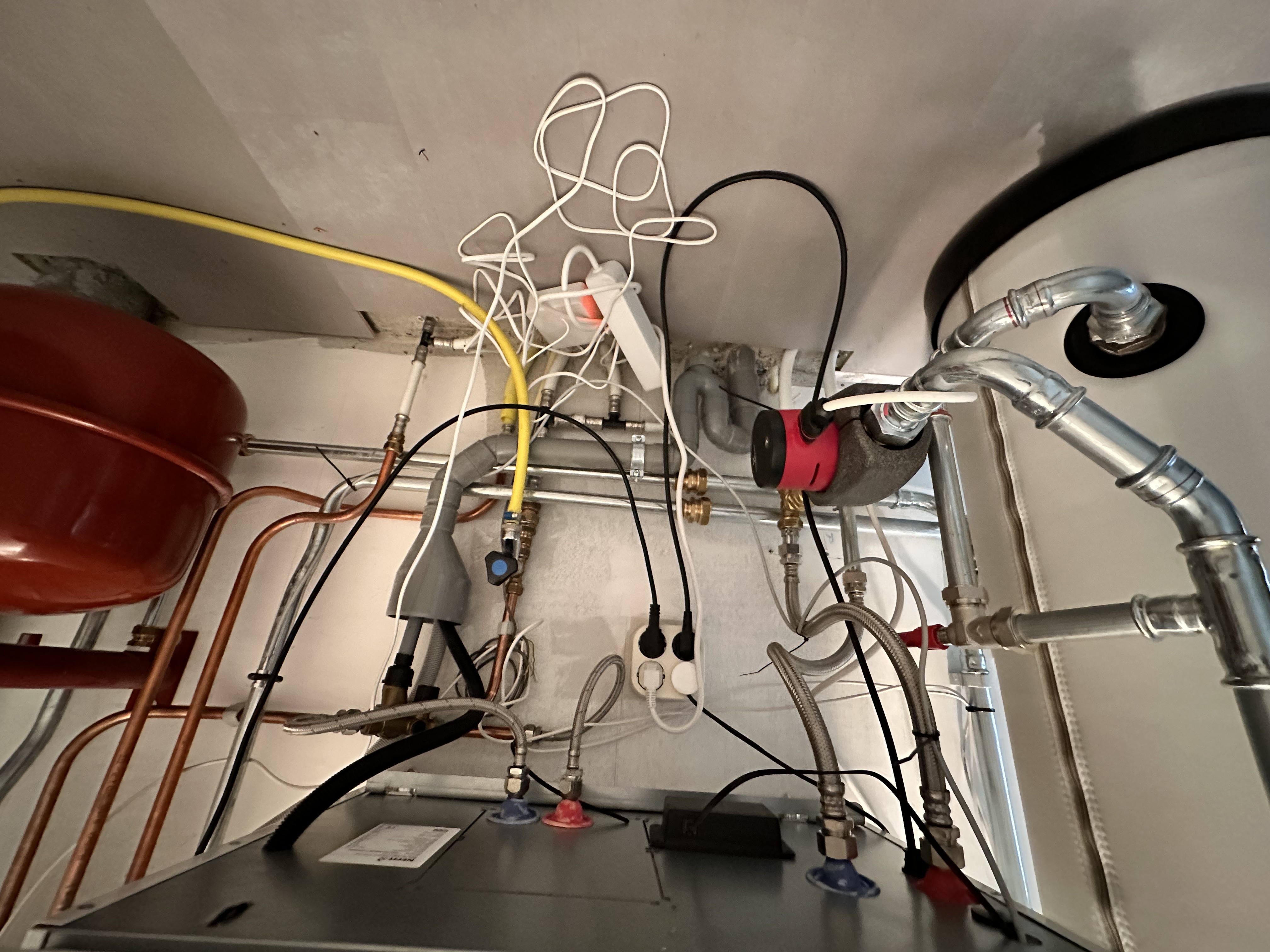Deze installatie toont een warmtepomp met leidingen en aansluitingen voor warmteverdeling en energielevering.