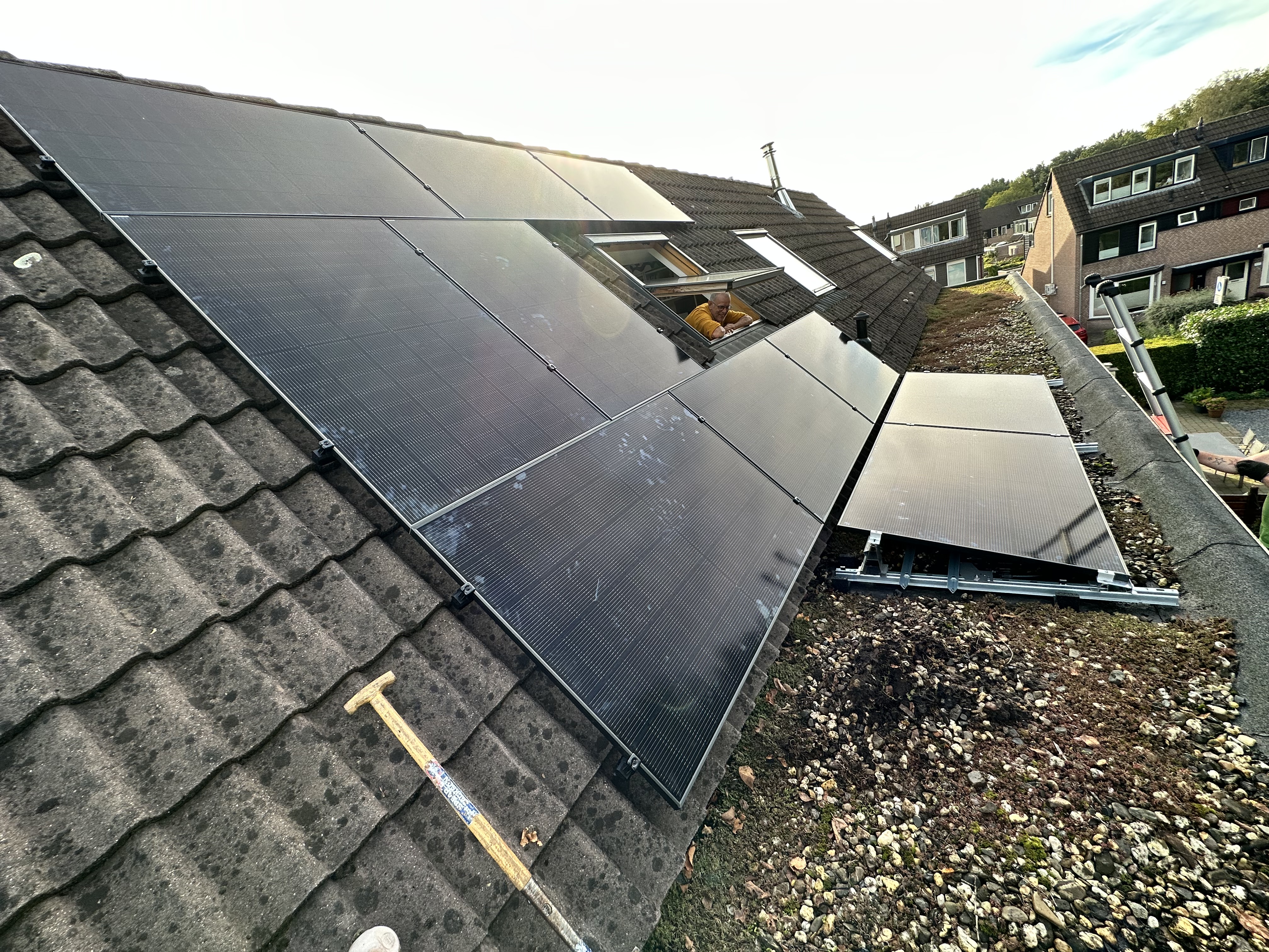 Zonnepanelen op hellend dak in Apeldoorn