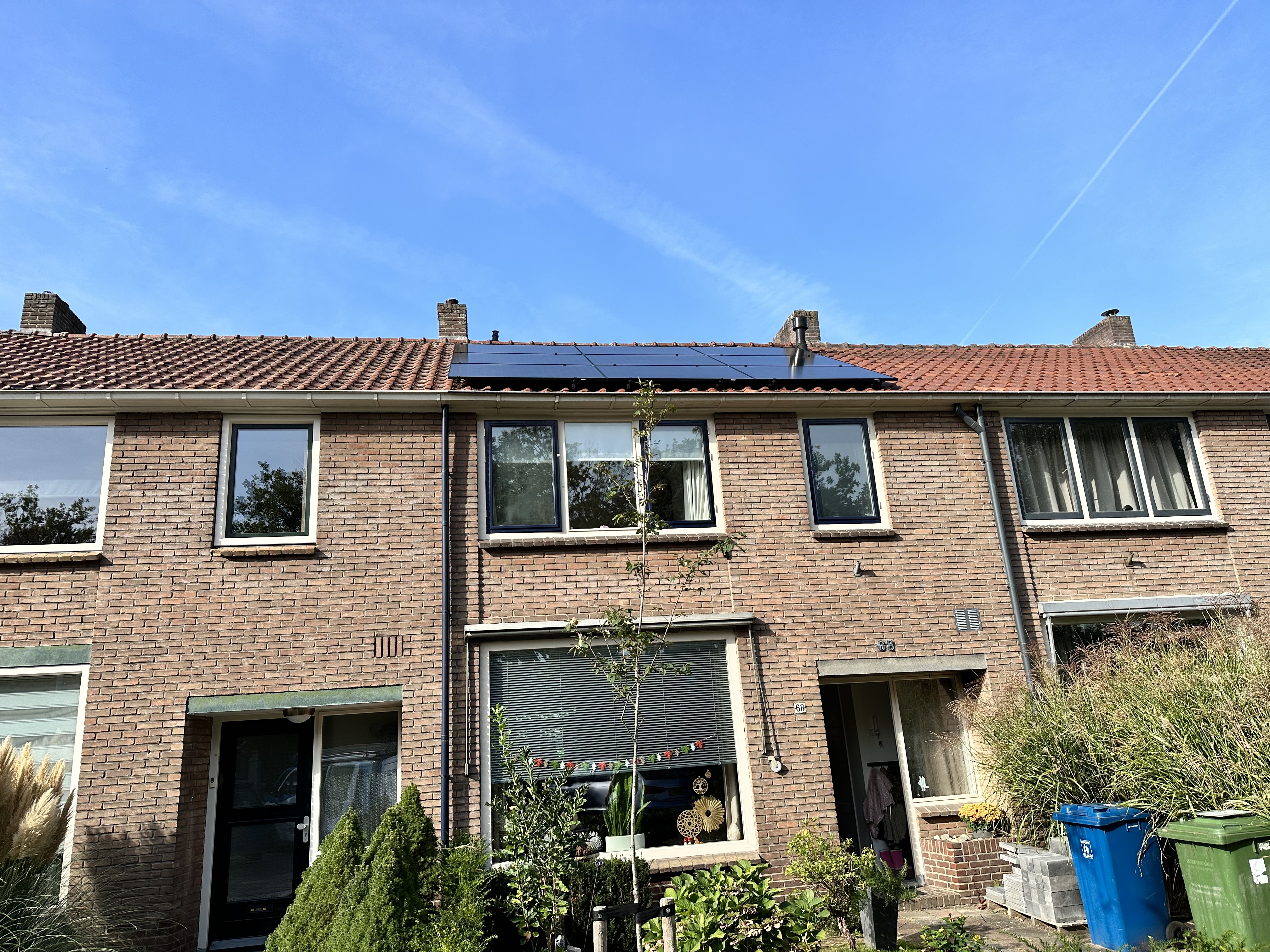 De foto toont een woning met zonnepanelen bevestigd op het dak, ideaal voor duurzame energieproductie.