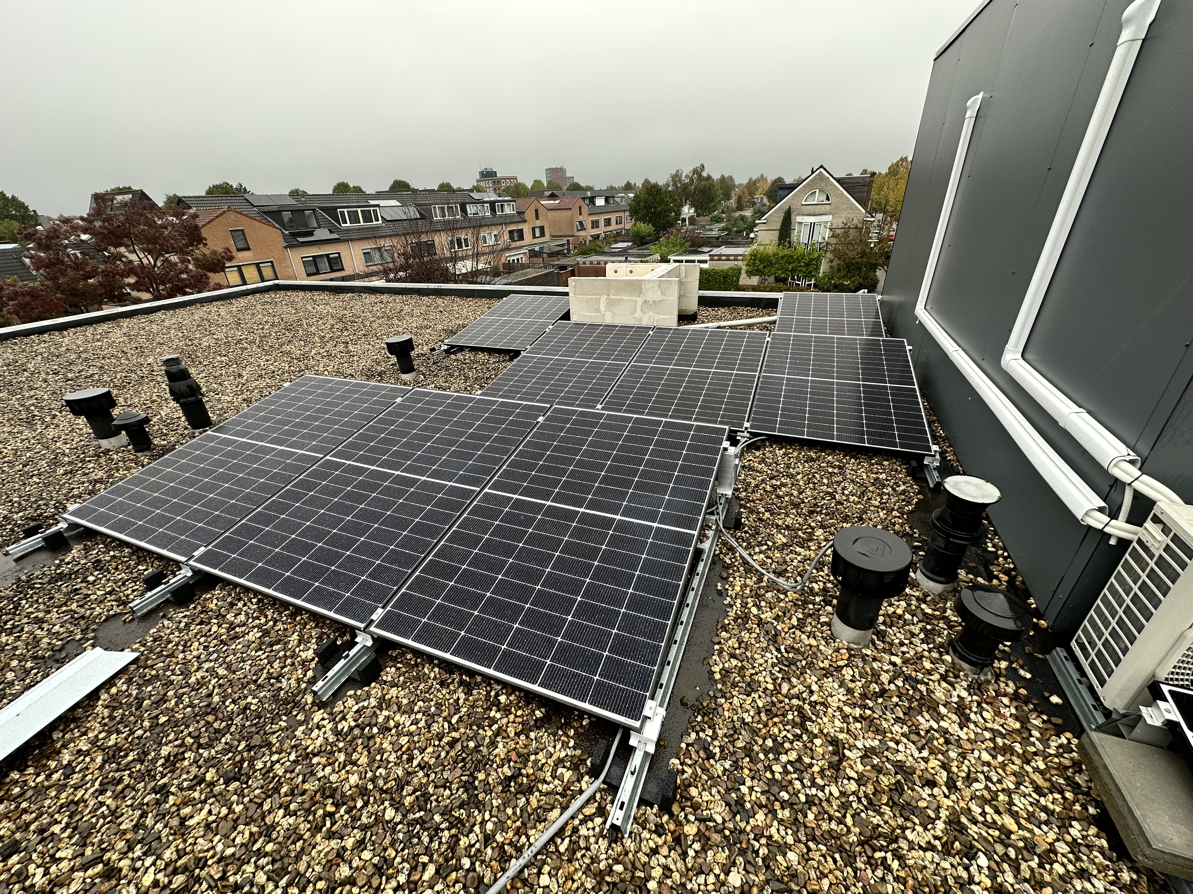 Zonnepaneleninstallatie in Apeldoorn met Jinko panelen