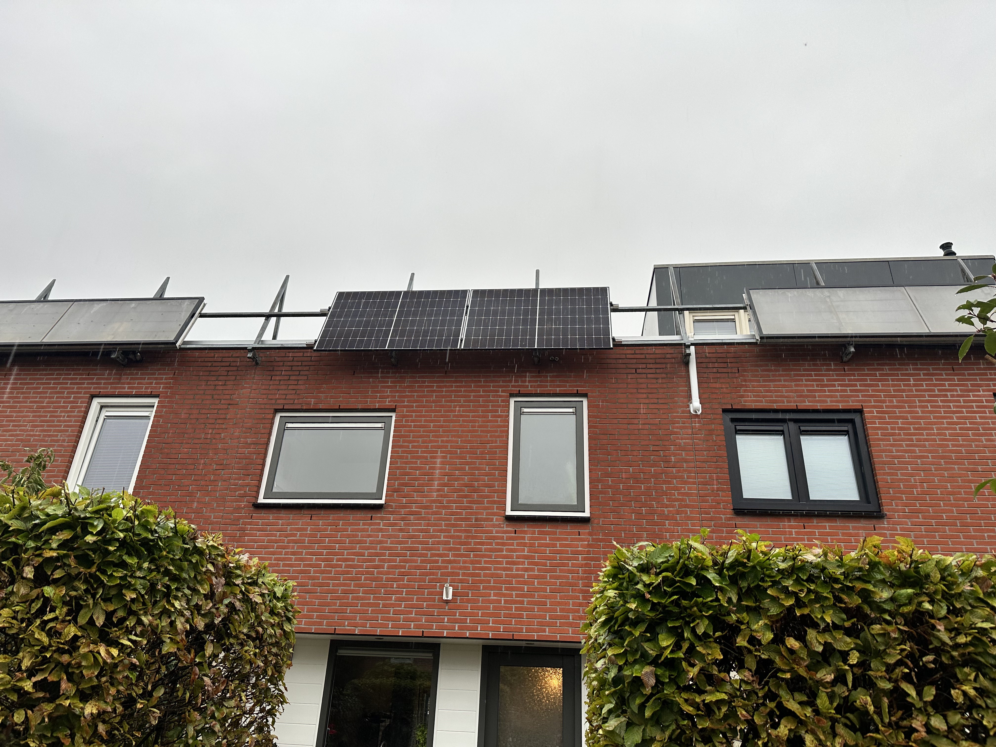 Deze installatie toont zonnepanelen op het dak van een woning, geïnstalleerd voor de opwekking van hernieuwbare energie.