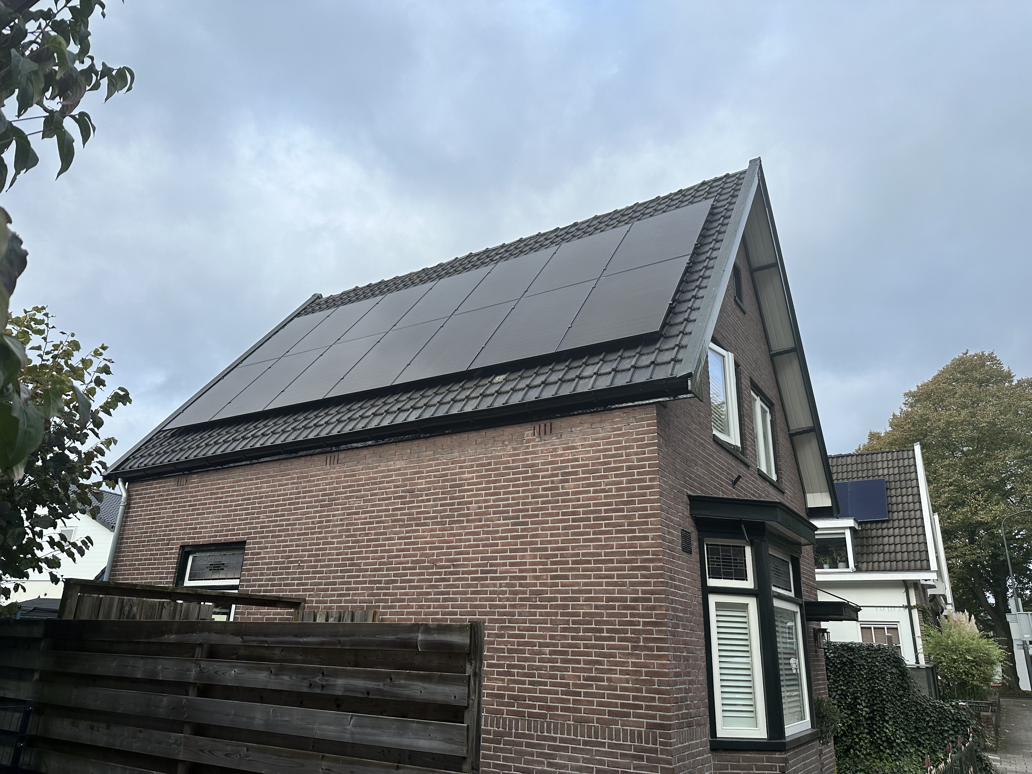 Deze installatie toont zonnepanelen op het dak van een woning, geschikt voor duurzame energieoplossingen.