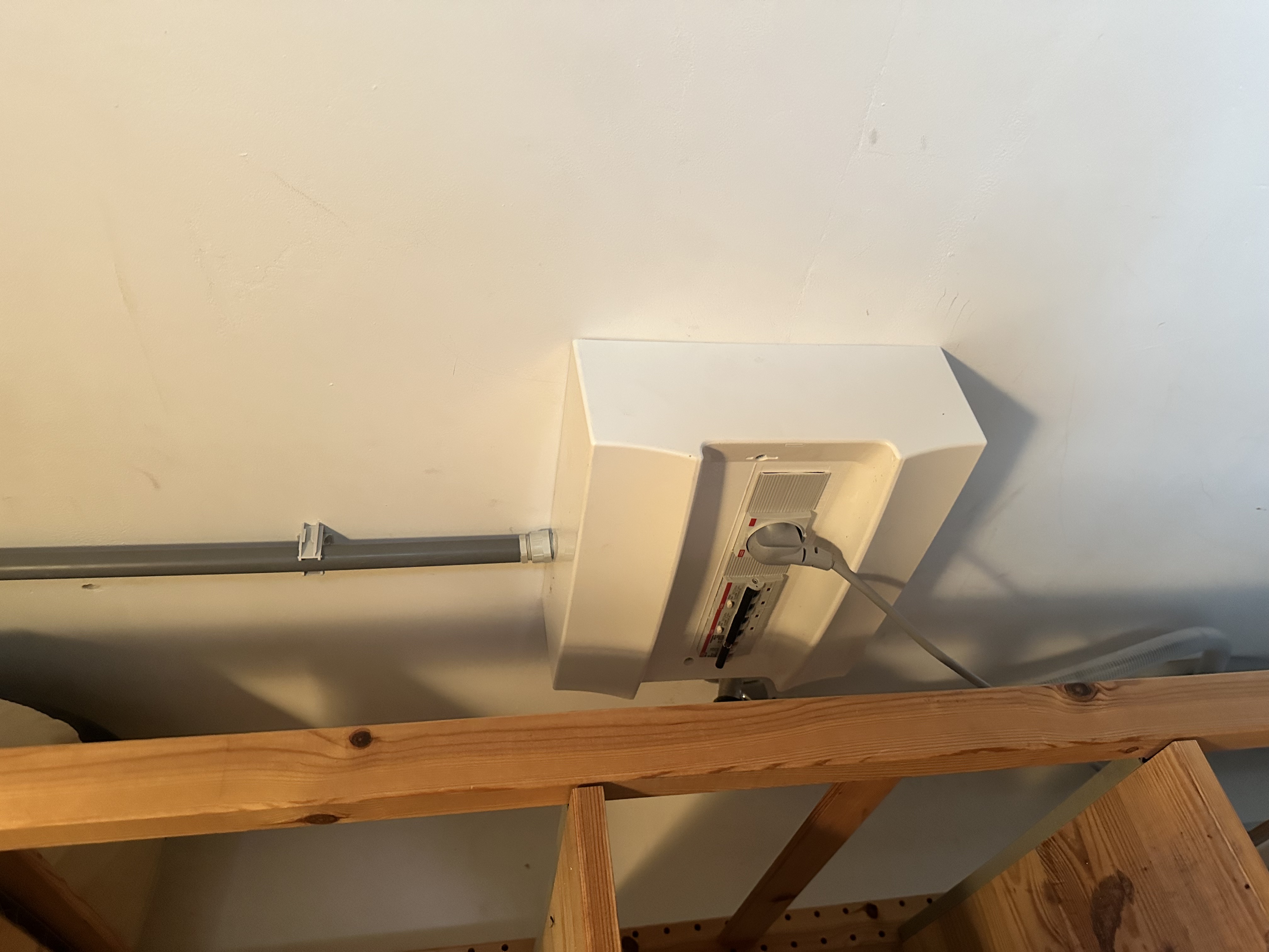 De afbeelding toont een meterkast met bekabeling, waarschijnlijk ter ondersteuning van een zonnepaneleninstallatie.
