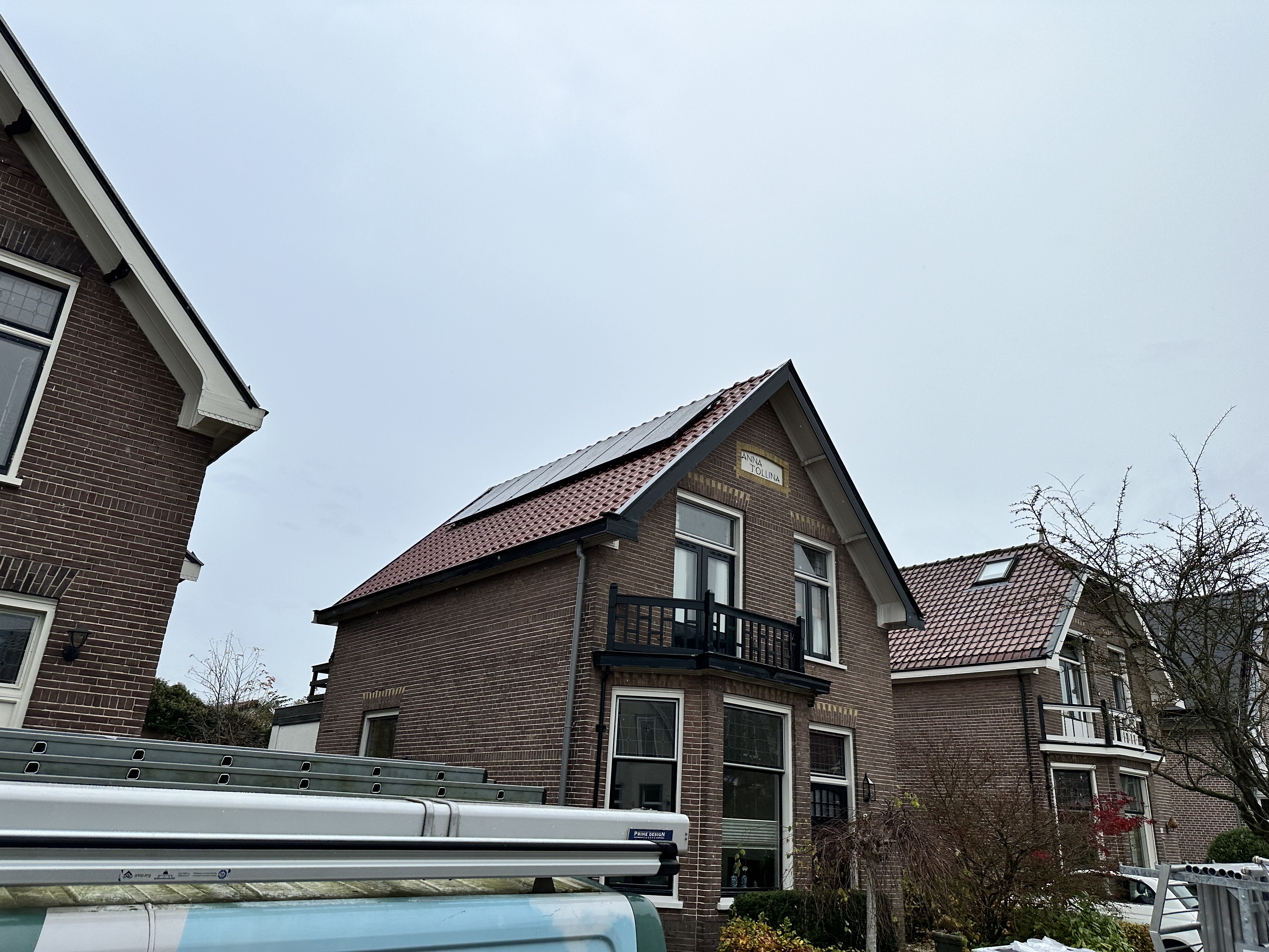De foto toont zonnepanelen op het dak van een woning, geïnstalleerd voor hernieuwbare energieoplossingen.