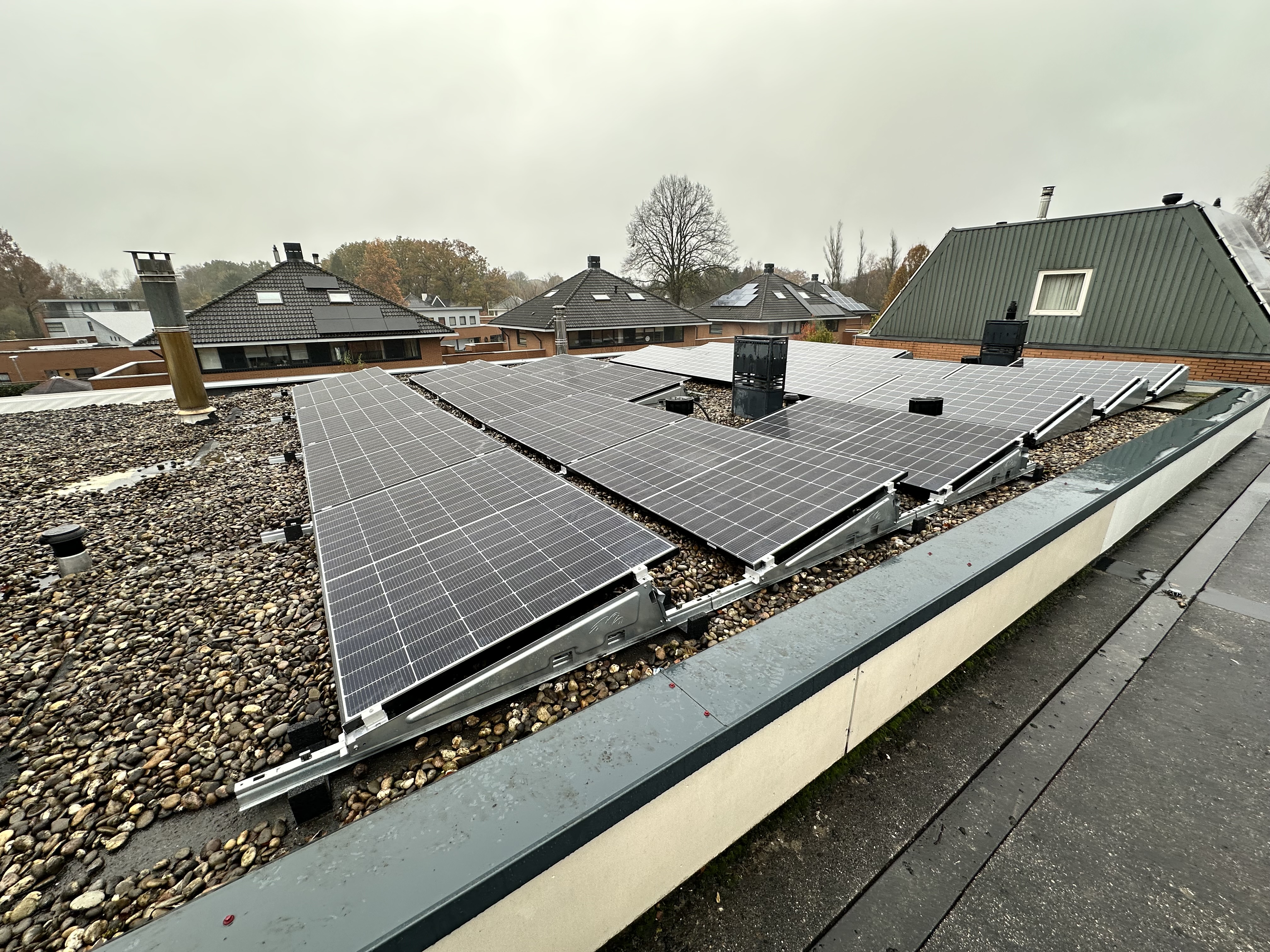 Zonnepaneleninstallatie op plat dak in Epe