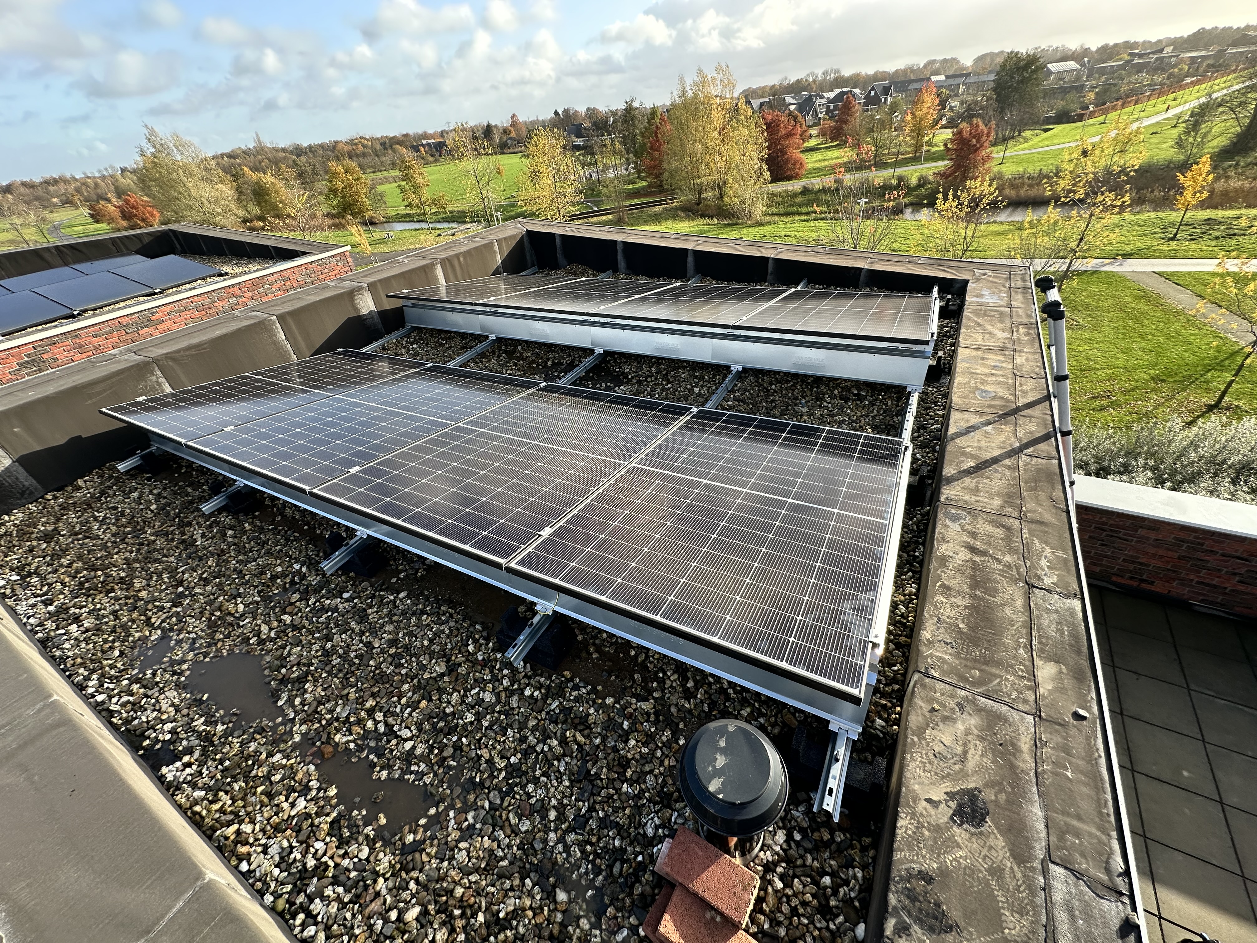 Zonnepanelen installatie op plat dak in Apeldoorn