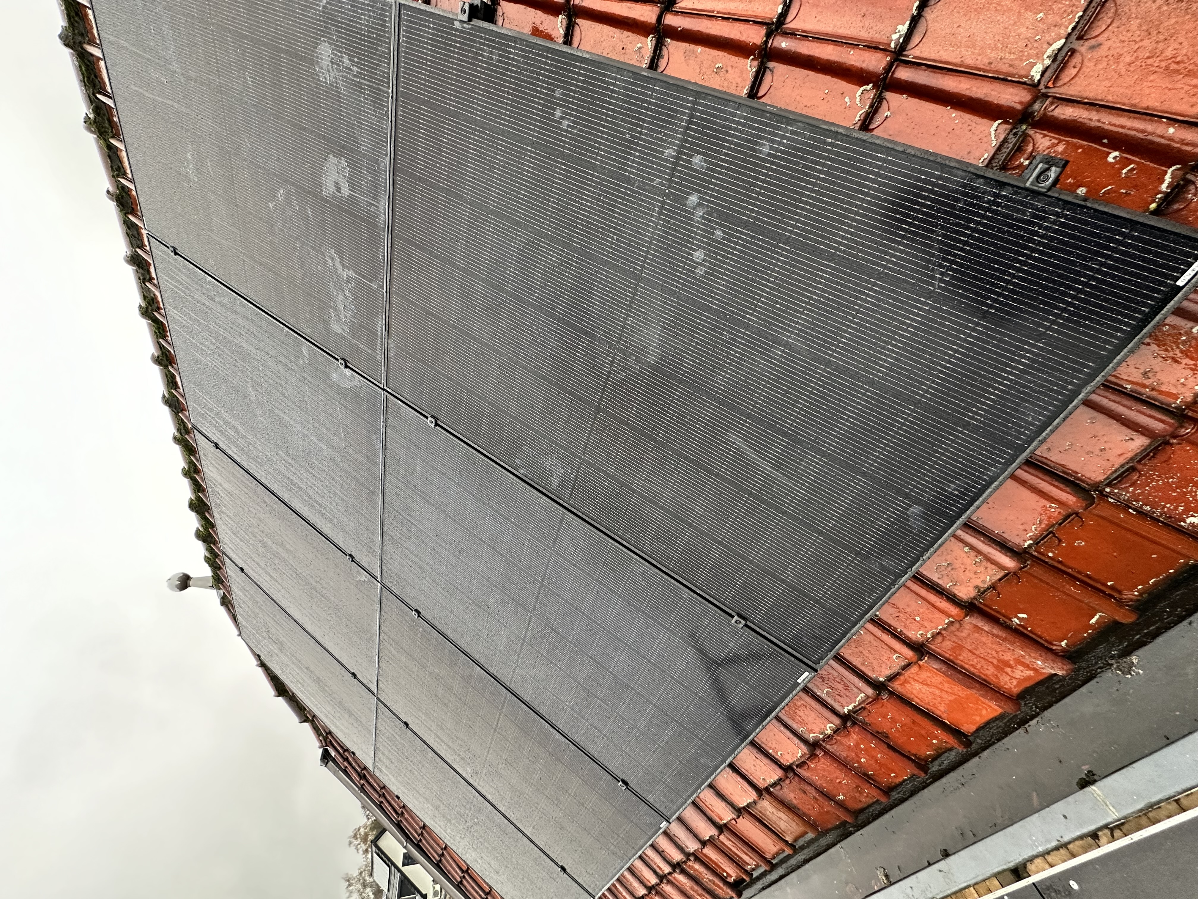 Zonnepanelen op hellend dak in Apeldoorn