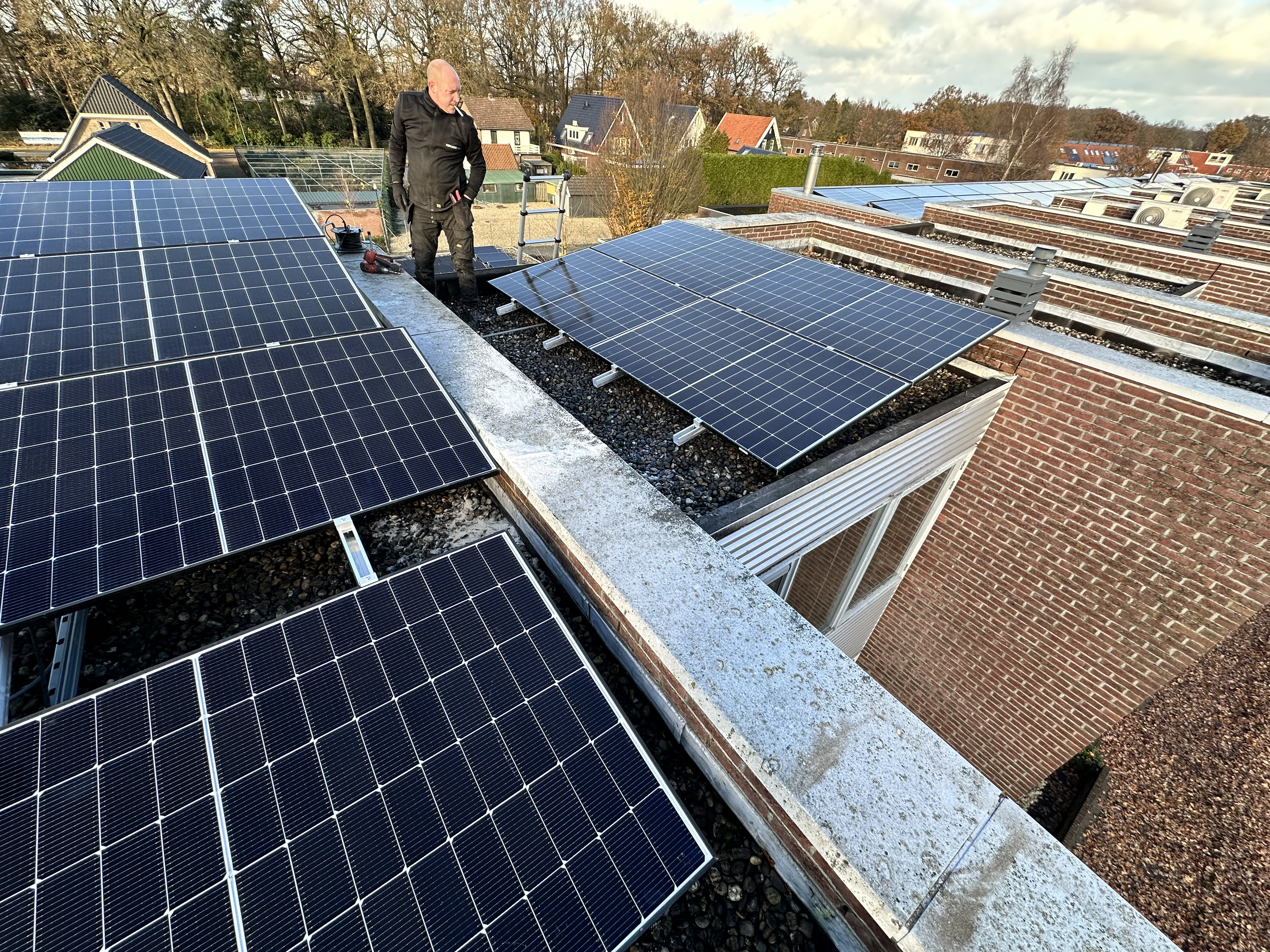 Zonnepanelen installatie op plat dak in Apeldoorn