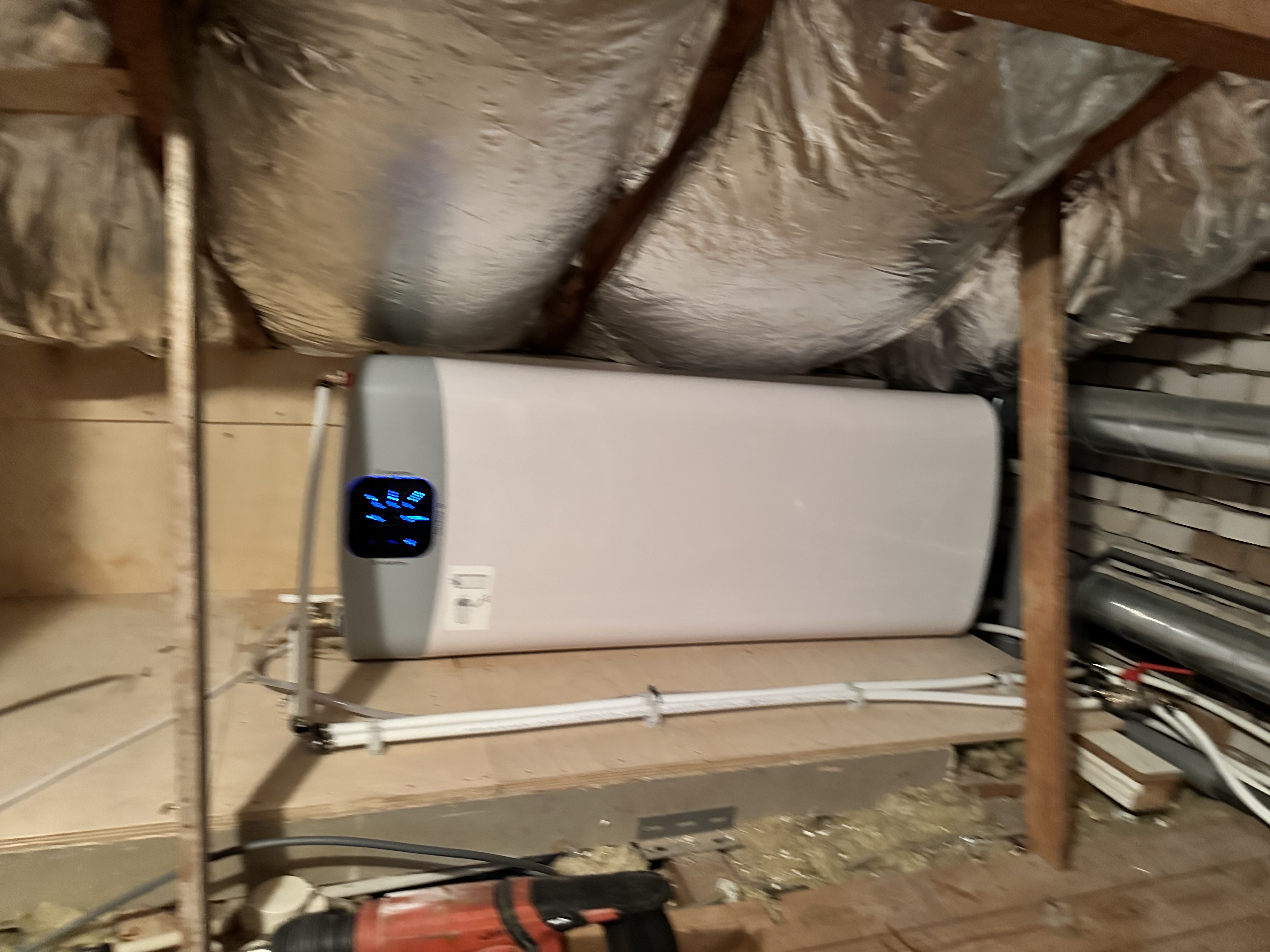 Een thuisbatterij installatie in een zolderruimte, bedoeld voor energieopslag van hernieuwbare energiebronnen.