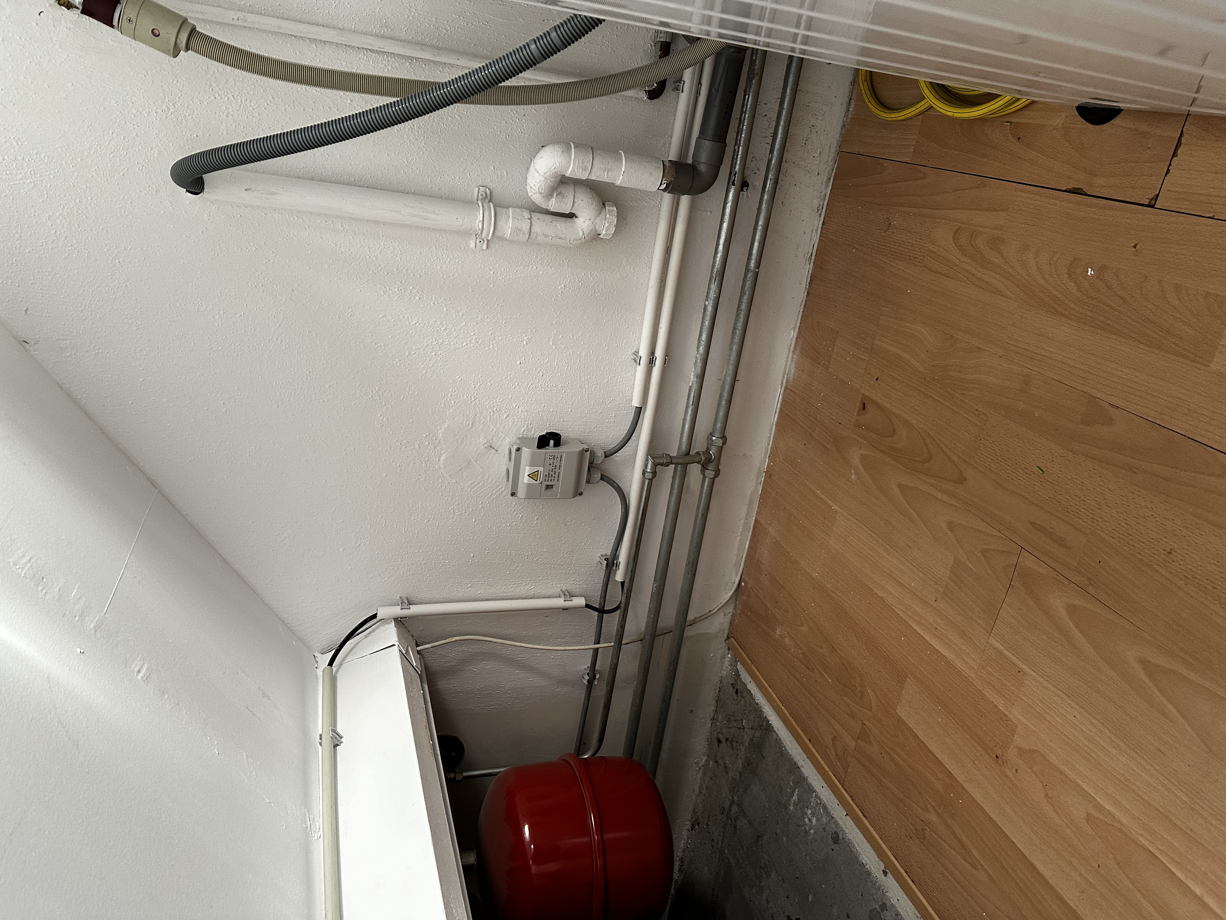 Een installatieomgeving voor zonnepanelen, met zichtbaar elektrisch paneel en leidingen. De ruimte lijkt voorbereid voor het verbinden van zonnepanelen met het elektrische systeem.