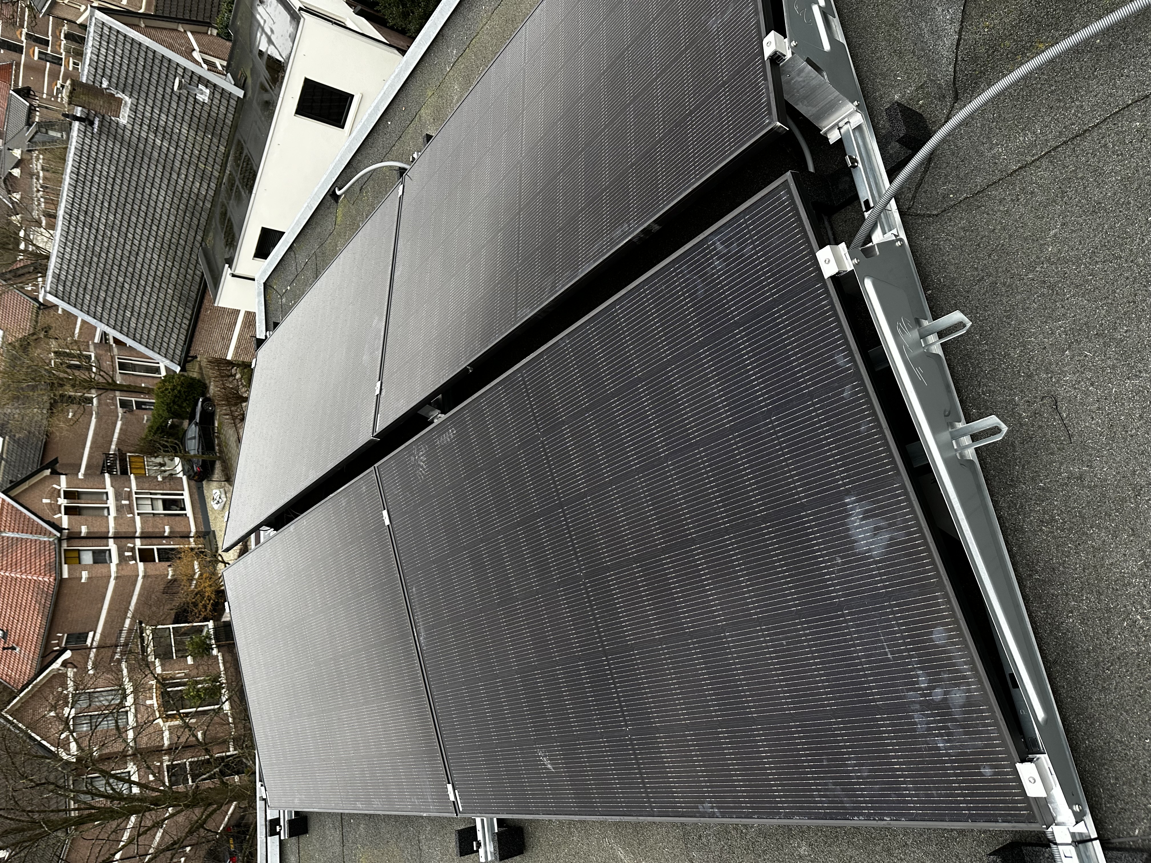 Installatie van zonnepanelen op een dak, gericht op het opwekken van duurzame energie.