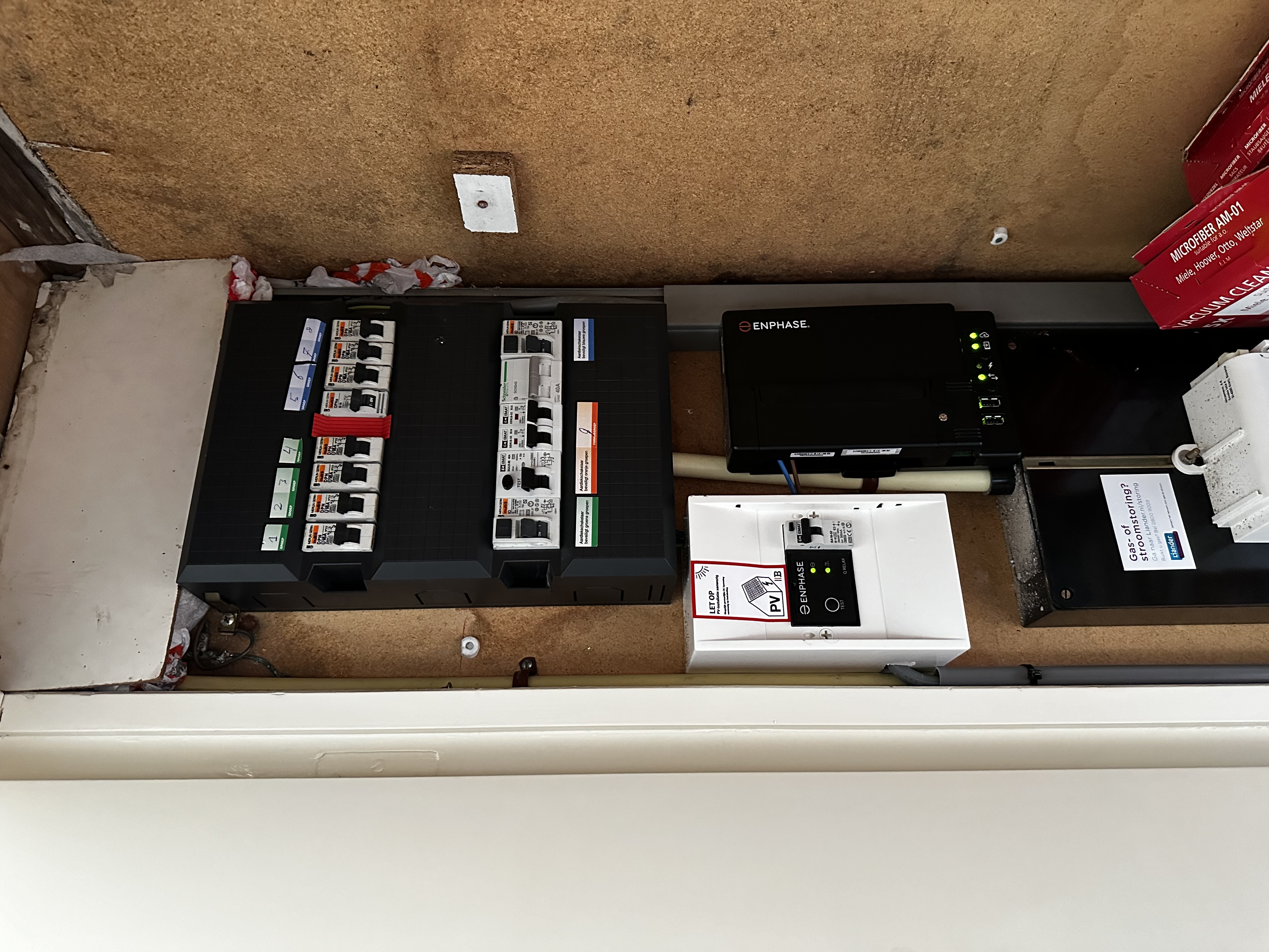 De installatie toont een meterkast met zonnepanelenomvormers en de aansluiting voor zonnepanelen, wat essentieel is voor de energie-afhandeling.