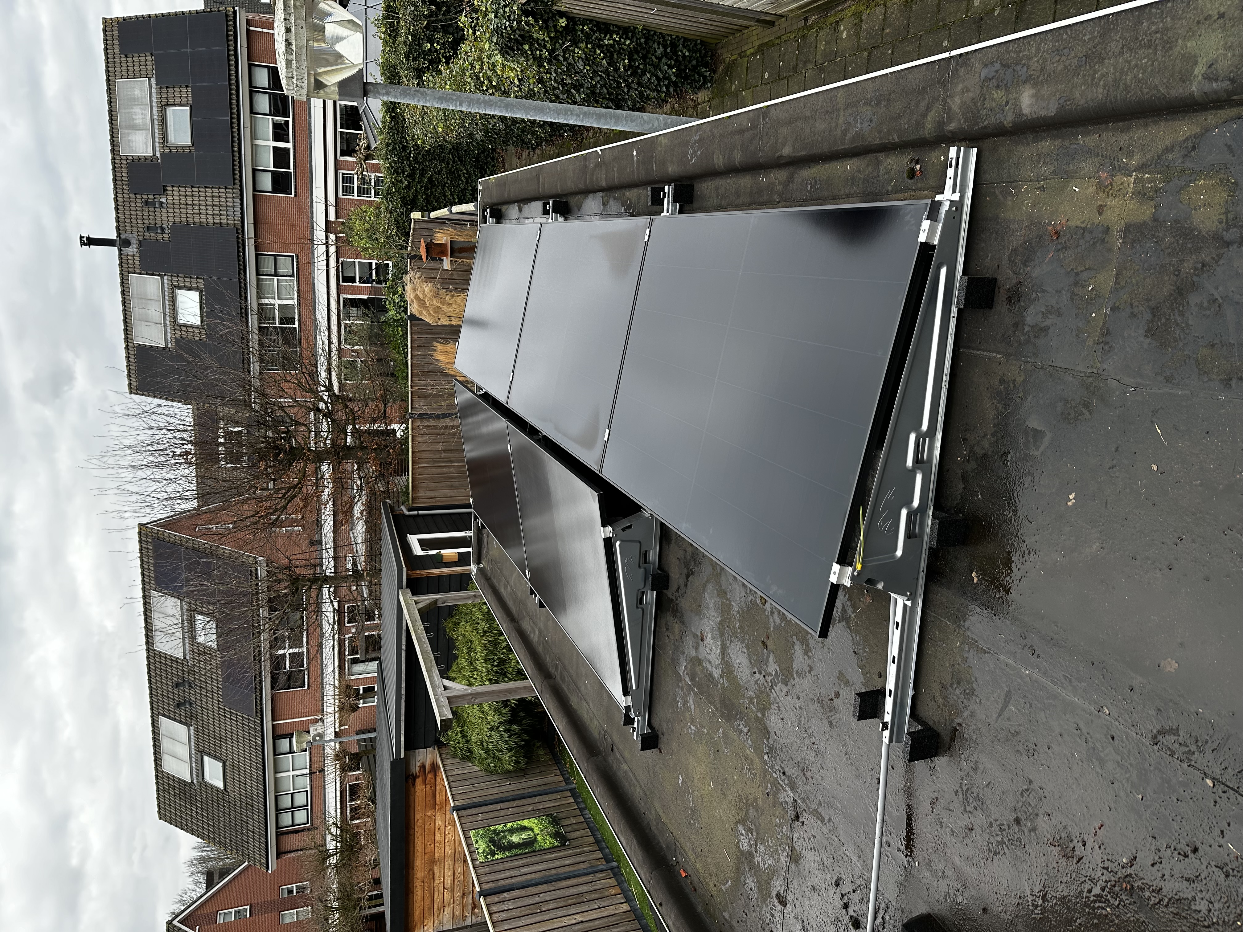 Installatie van zonnepanelen op een dak, met een overzicht van de panelen en bevestigingssystemen.