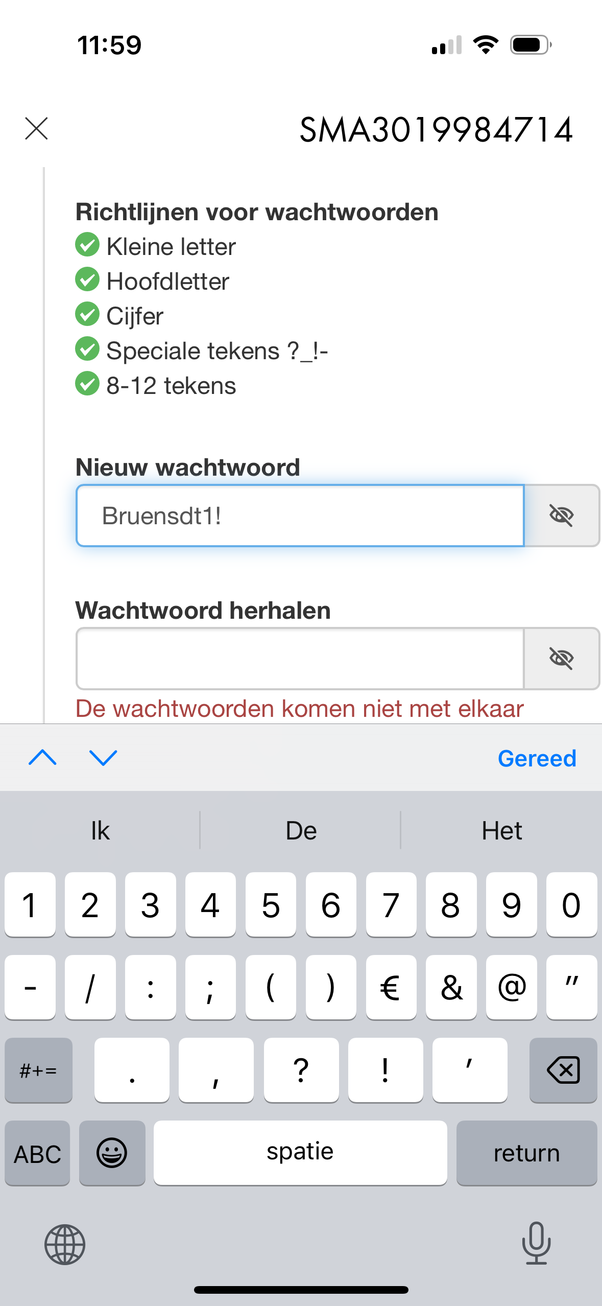 Een installatie van zonnepanelen zichtbaar op een dak, waarschijnlijk gericht op het genereren van hernieuwbare energie.