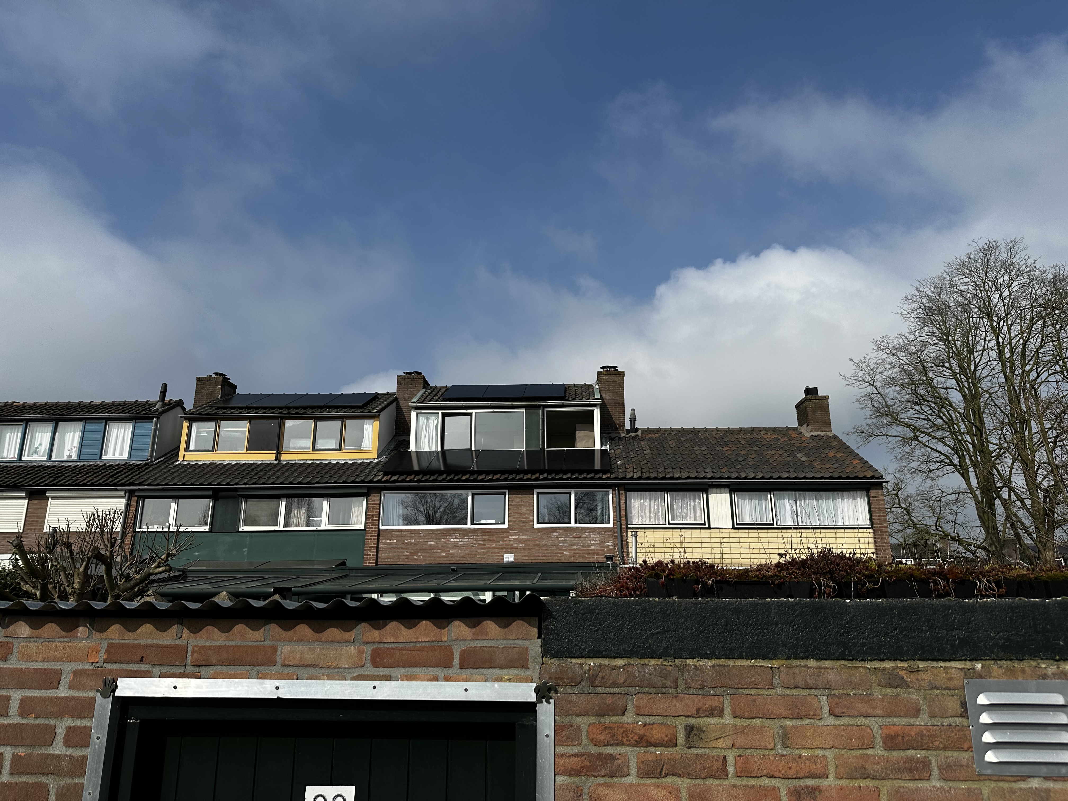 Zonnepanelen op rijtjeshuis in Dieren