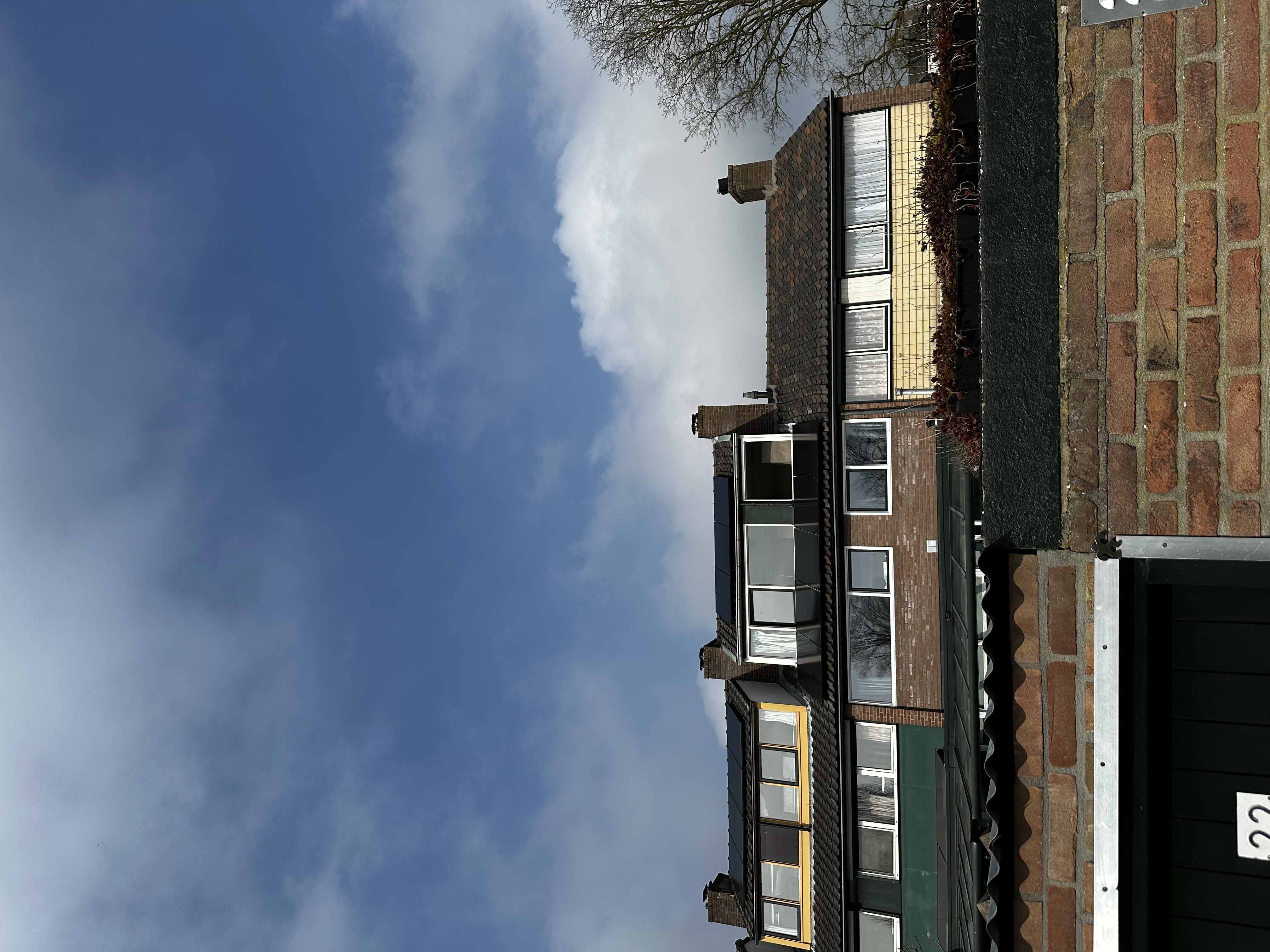 Deze installatie toont zonnepanelen op het dak van een woning, geschikt voor de opwekking van hernieuwbare energie.