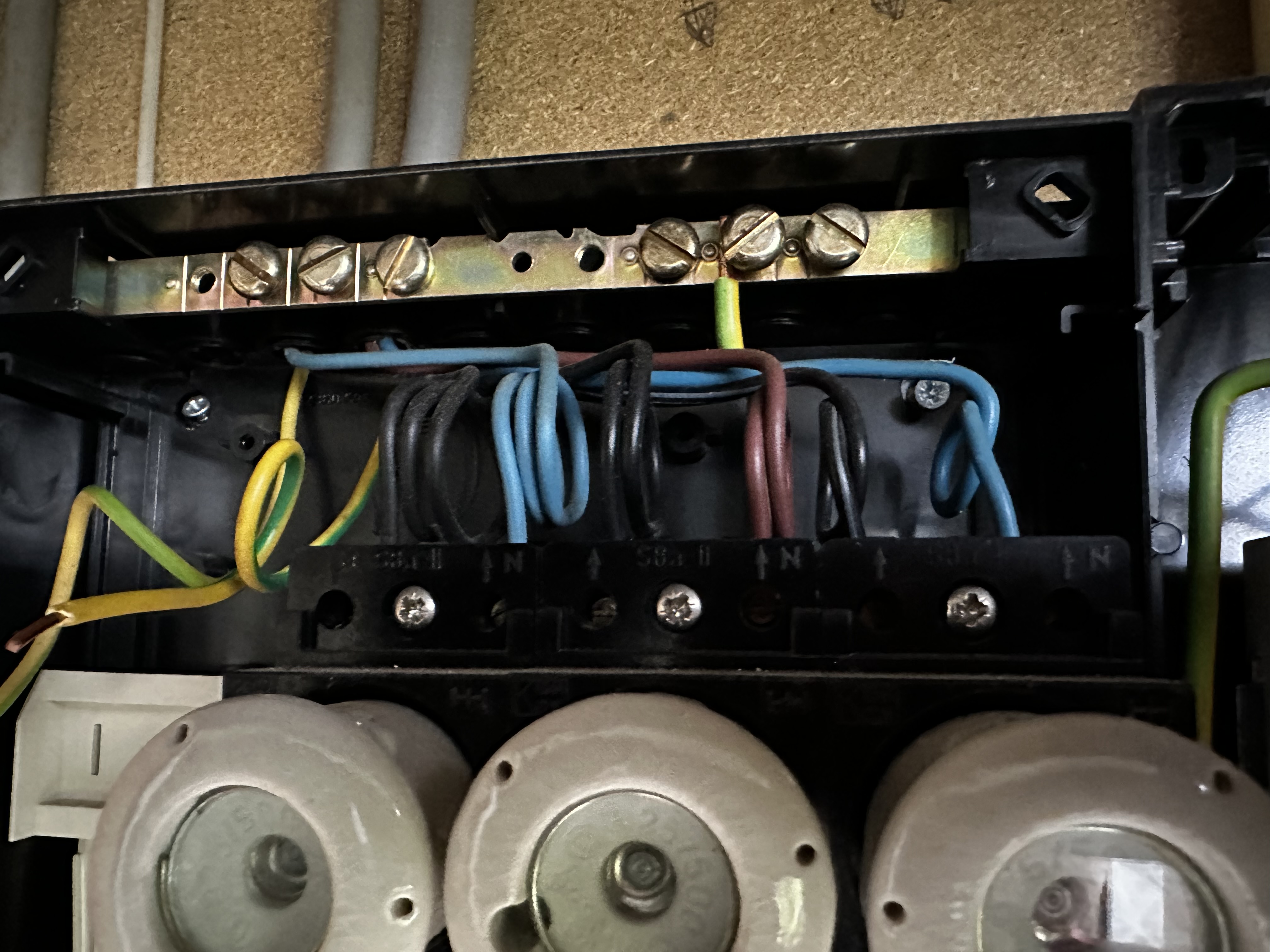 De afbeelding toont een meterkast met bedrading en aansluitingen voor elektrische systemen in een zonnepaneleninstallatie.