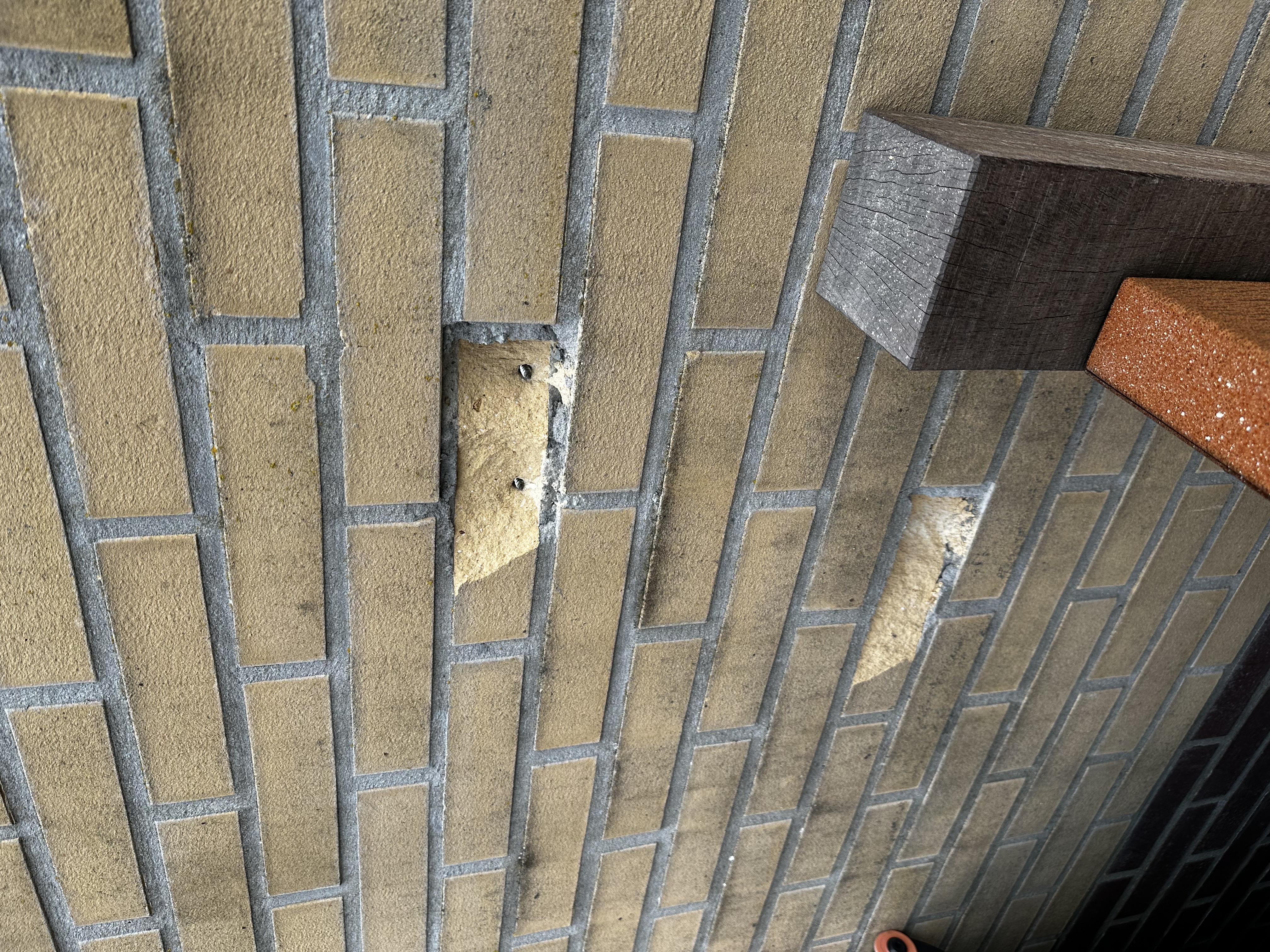 De foto toont een muur met voorbereidingen voor de installatie van een laadpaal. Er zijn bevestigingspunten zichtbaar in de muur.