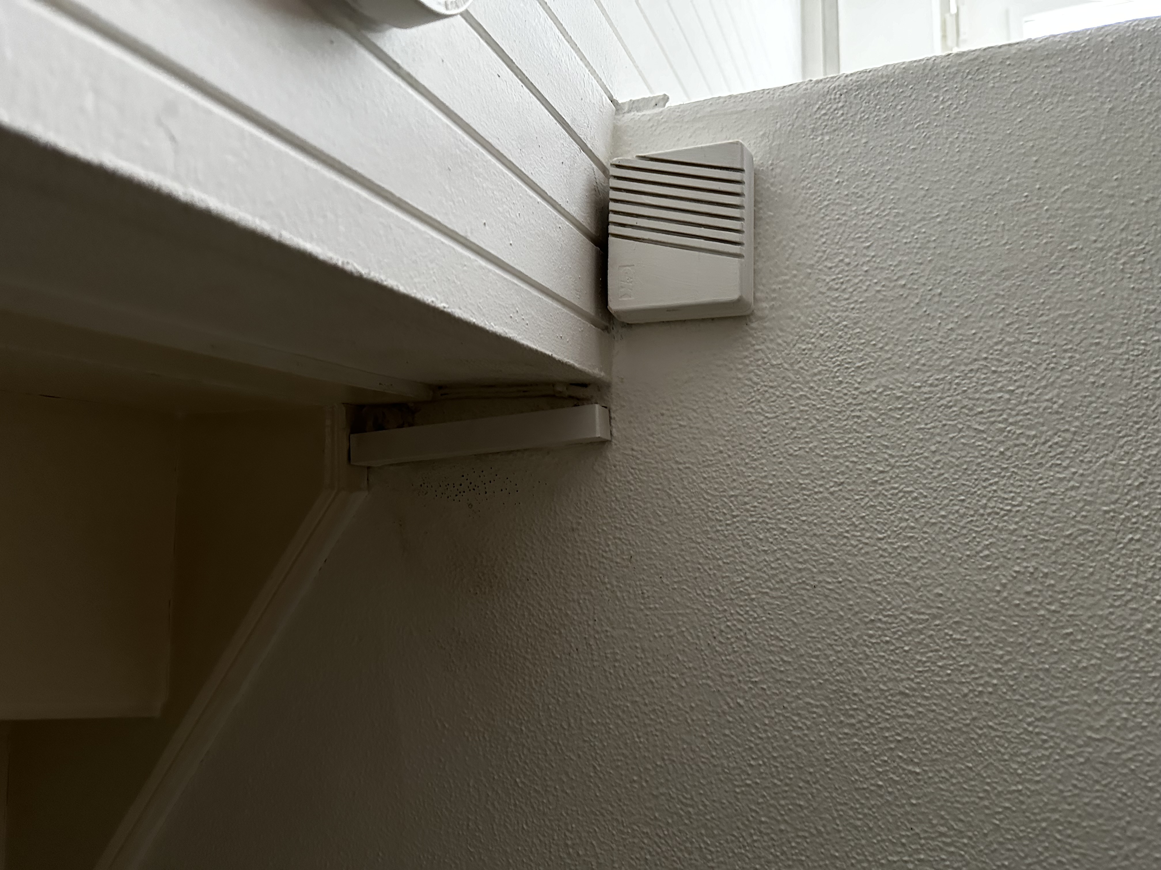 De afbeelding toont geen duidelijke zonnepaneleninstallatie, maar een muur met wat elektrische componenten.