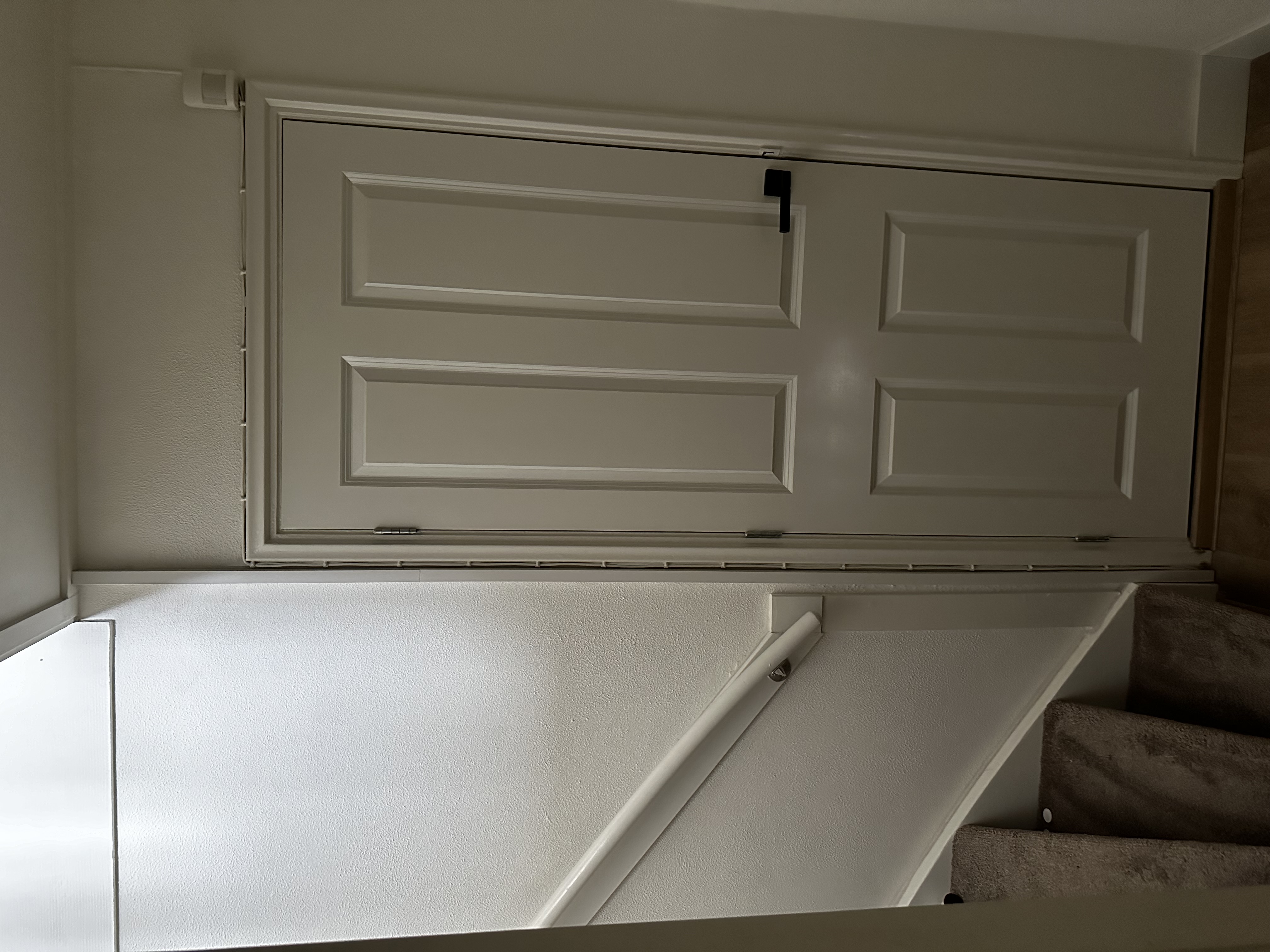 Deze afbeelding toont een deur in een woning zonder relevante installaties.