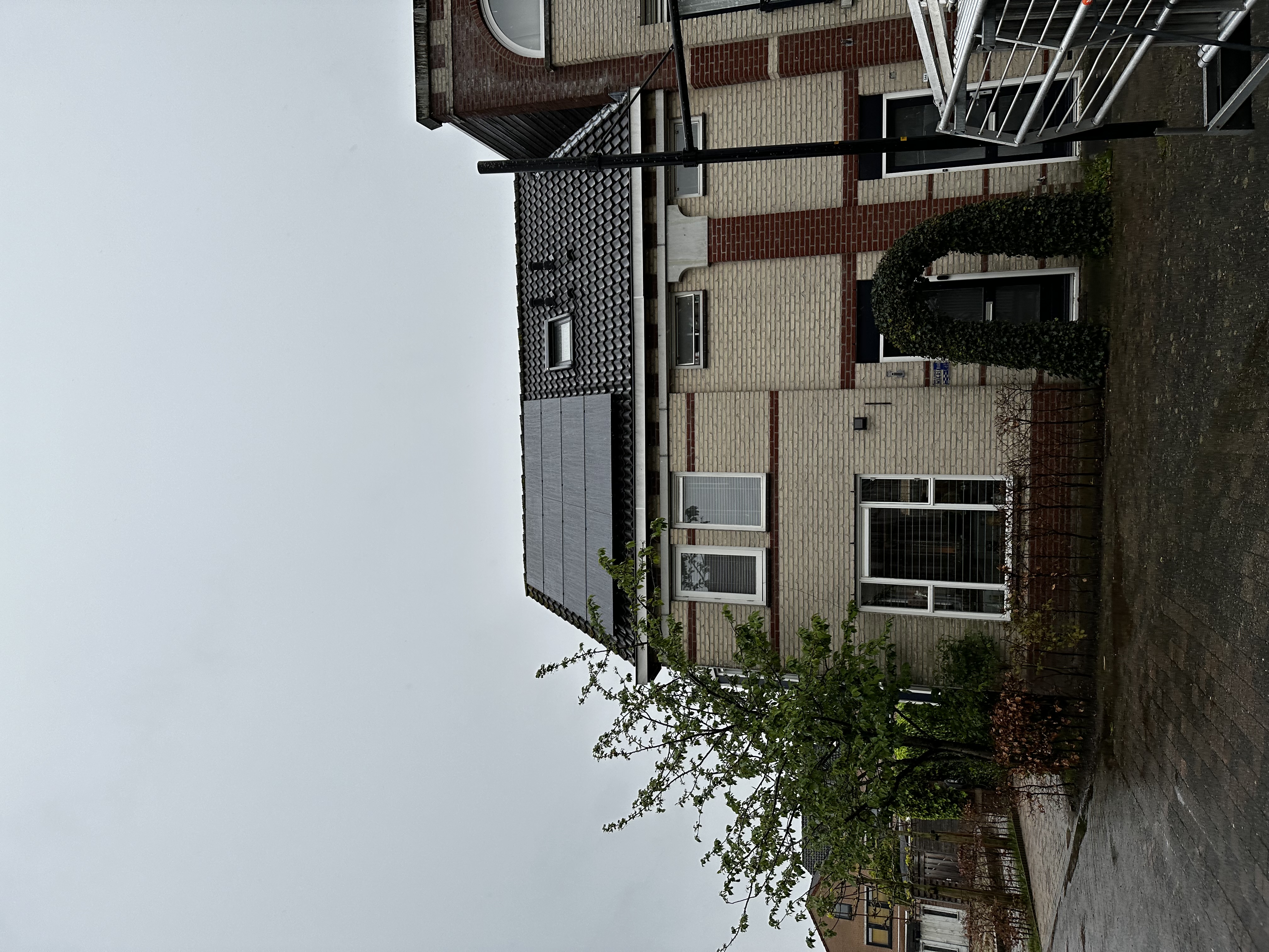 Deze installatie toont zonnepanelen op het dak van een woning, die zijn ontworpen voor het opwekken van zonne-energie.