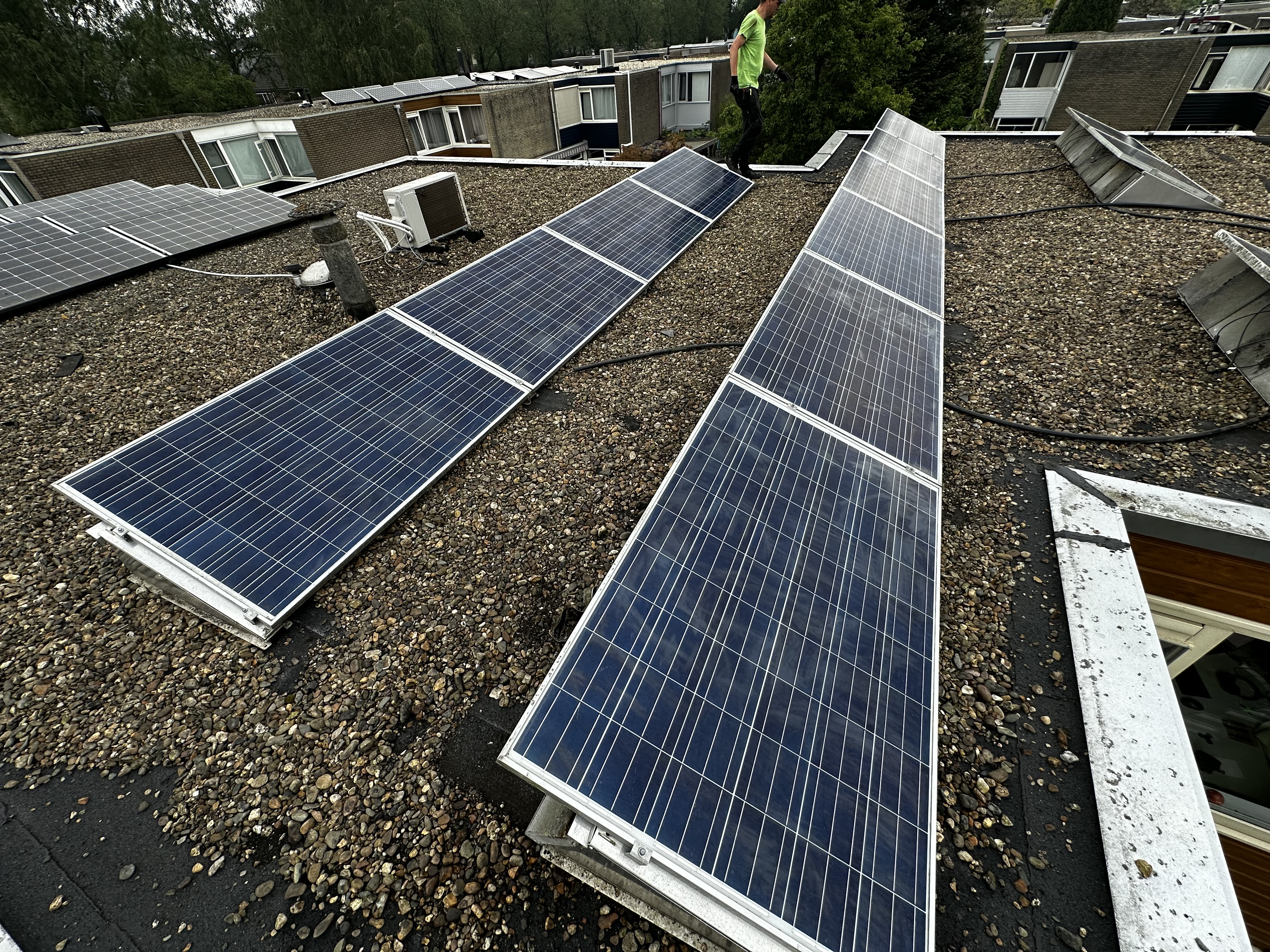 Zonnepanelen herinstallatie op plat dak in Apeldoorn