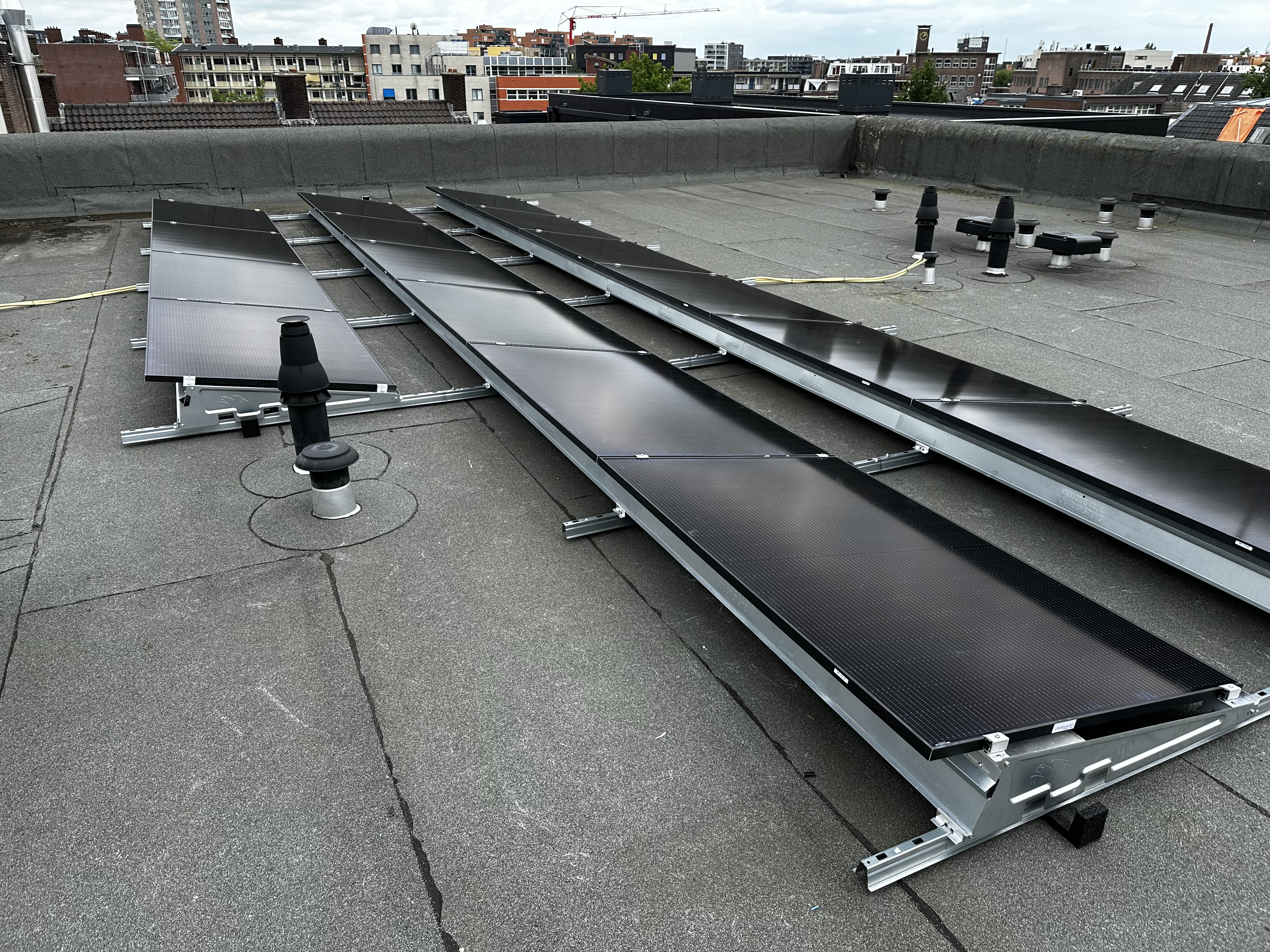 Zonnepaneleninstallatie op plat dak in Apeldoorn