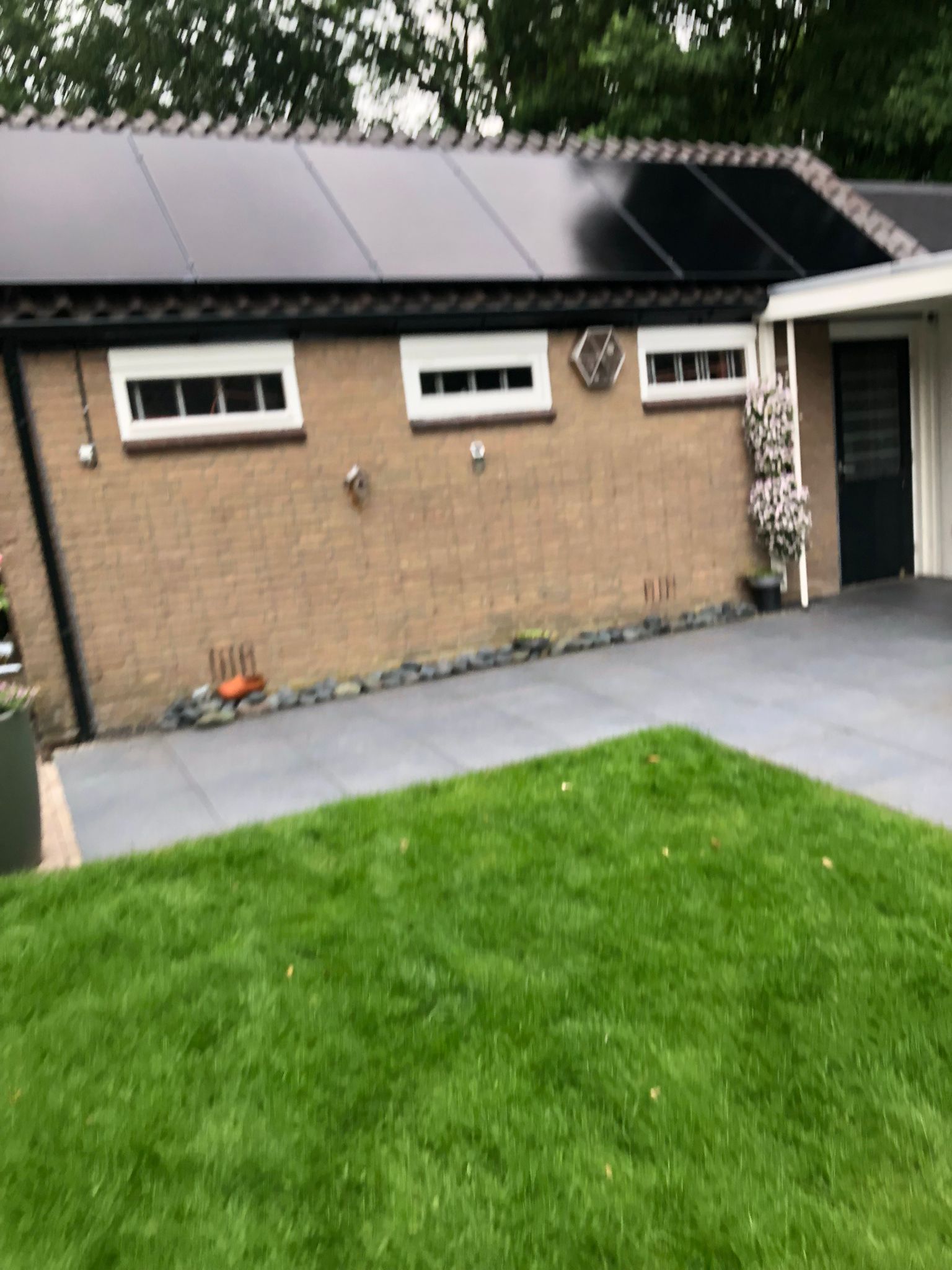 Een installatie van zonnepanelen op het dak van een woning, gericht op duurzame energieproductie.