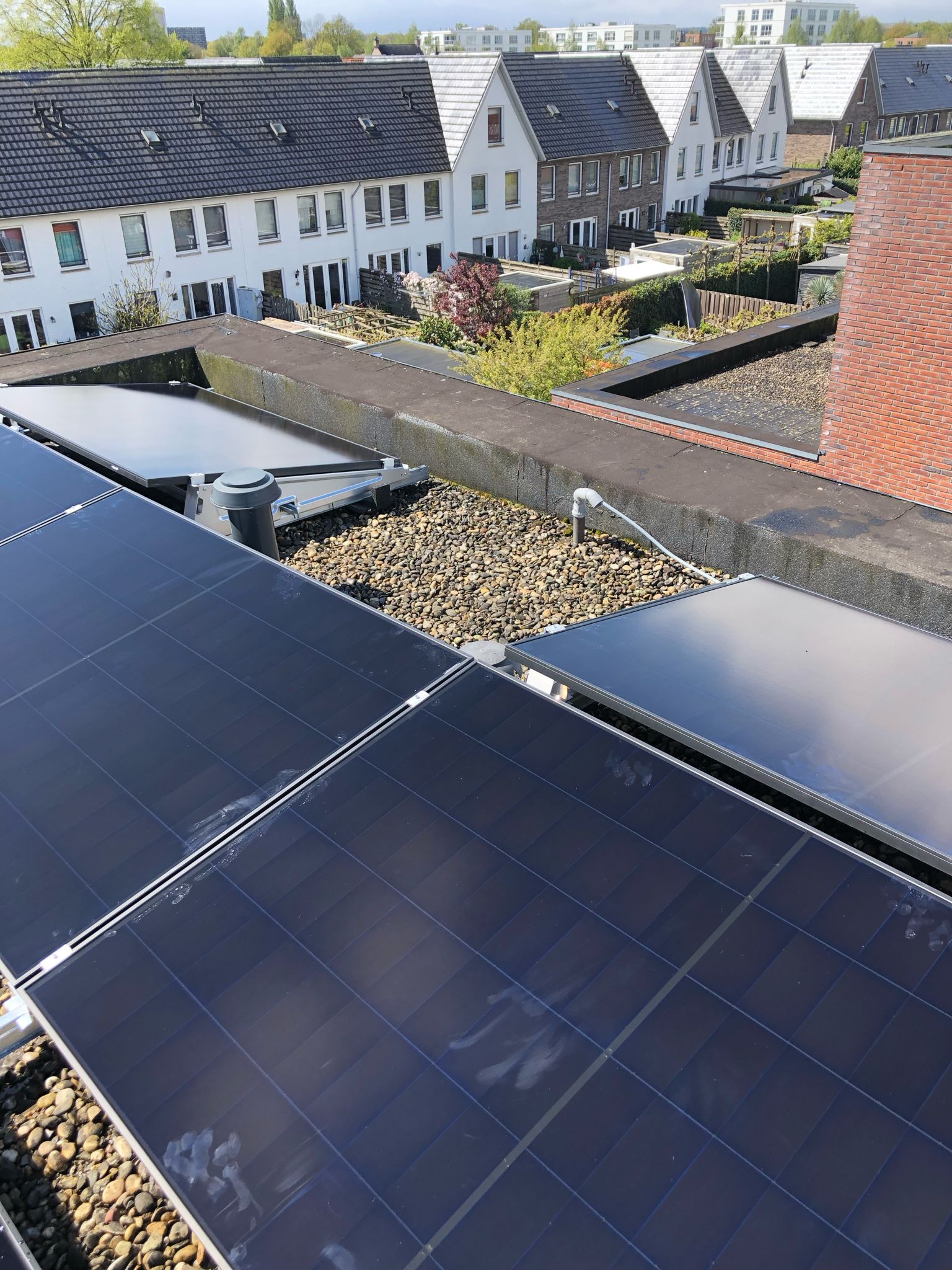 Duurzame zonne-installatie op plat dak in Apeldoorn