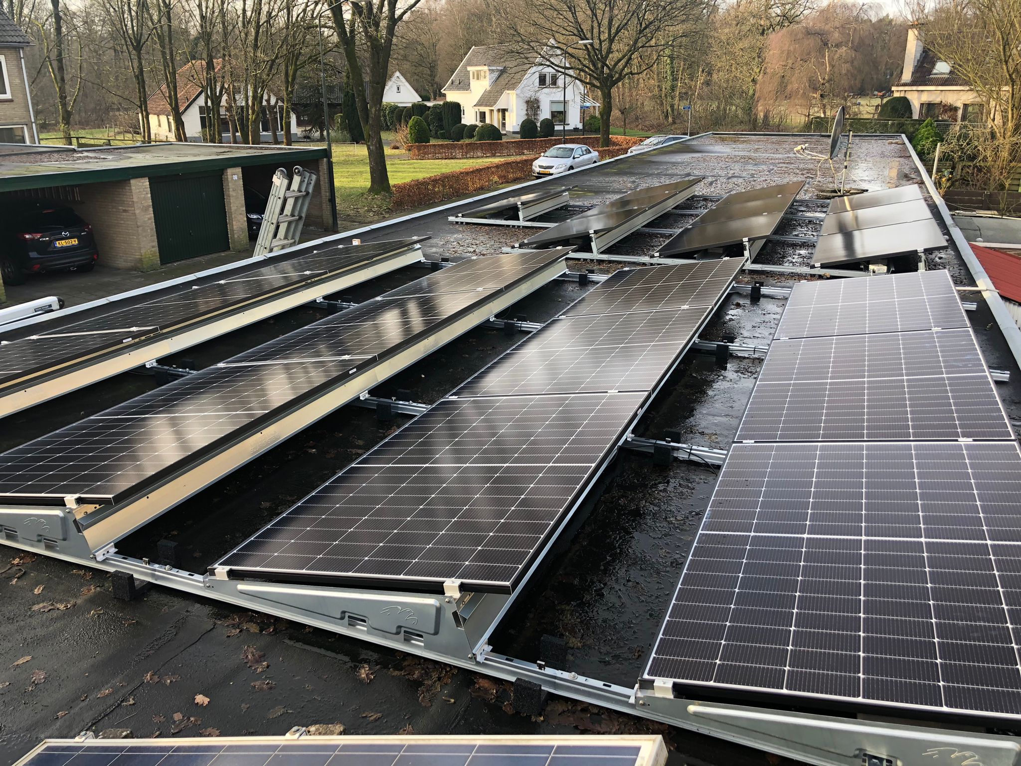 Efficiënte zonne-installatie op plat dak in Apeldoorn