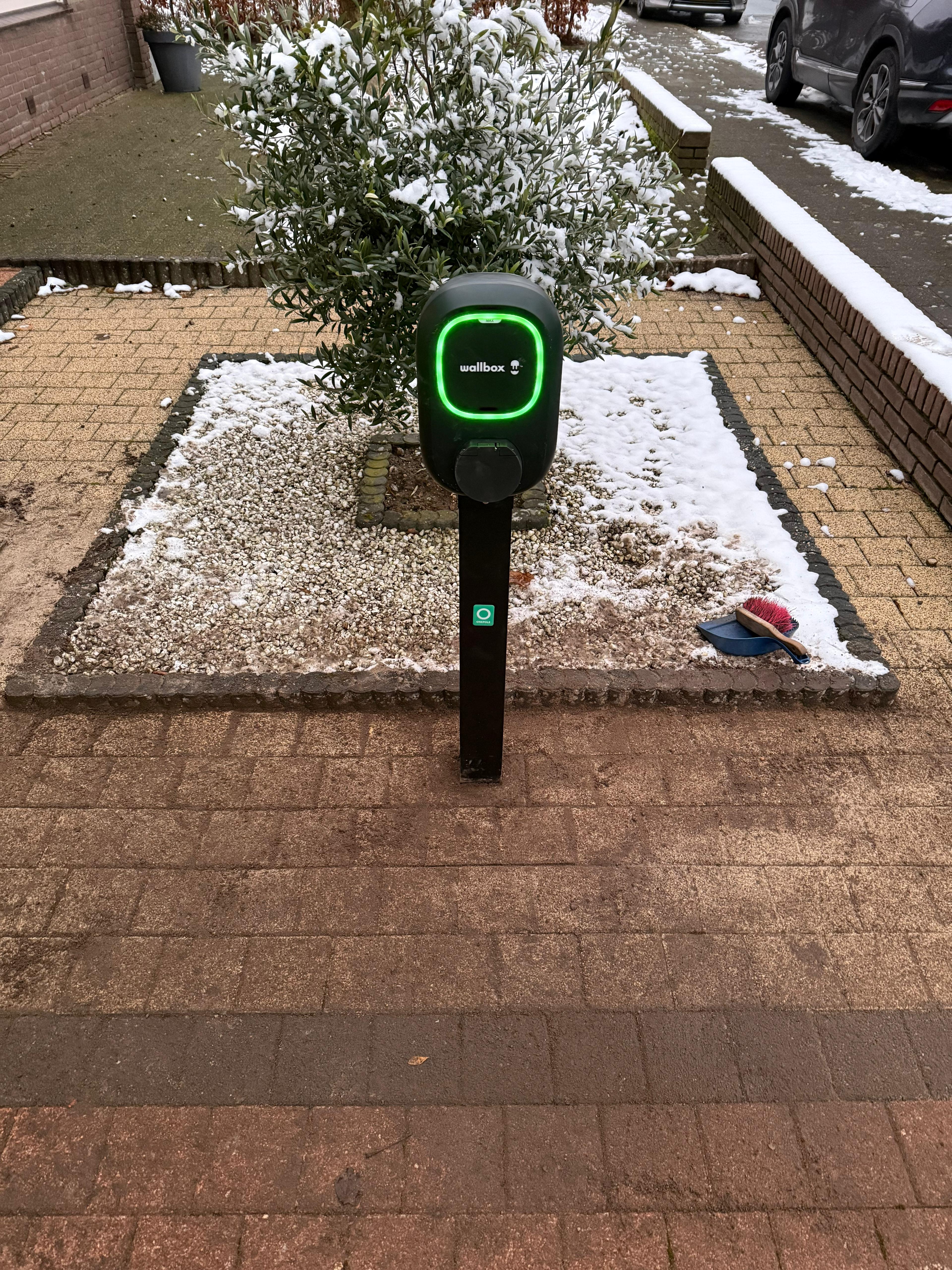 Wallbox Pulsar Max 22kW laadpaal op oprit in Apeldoorn