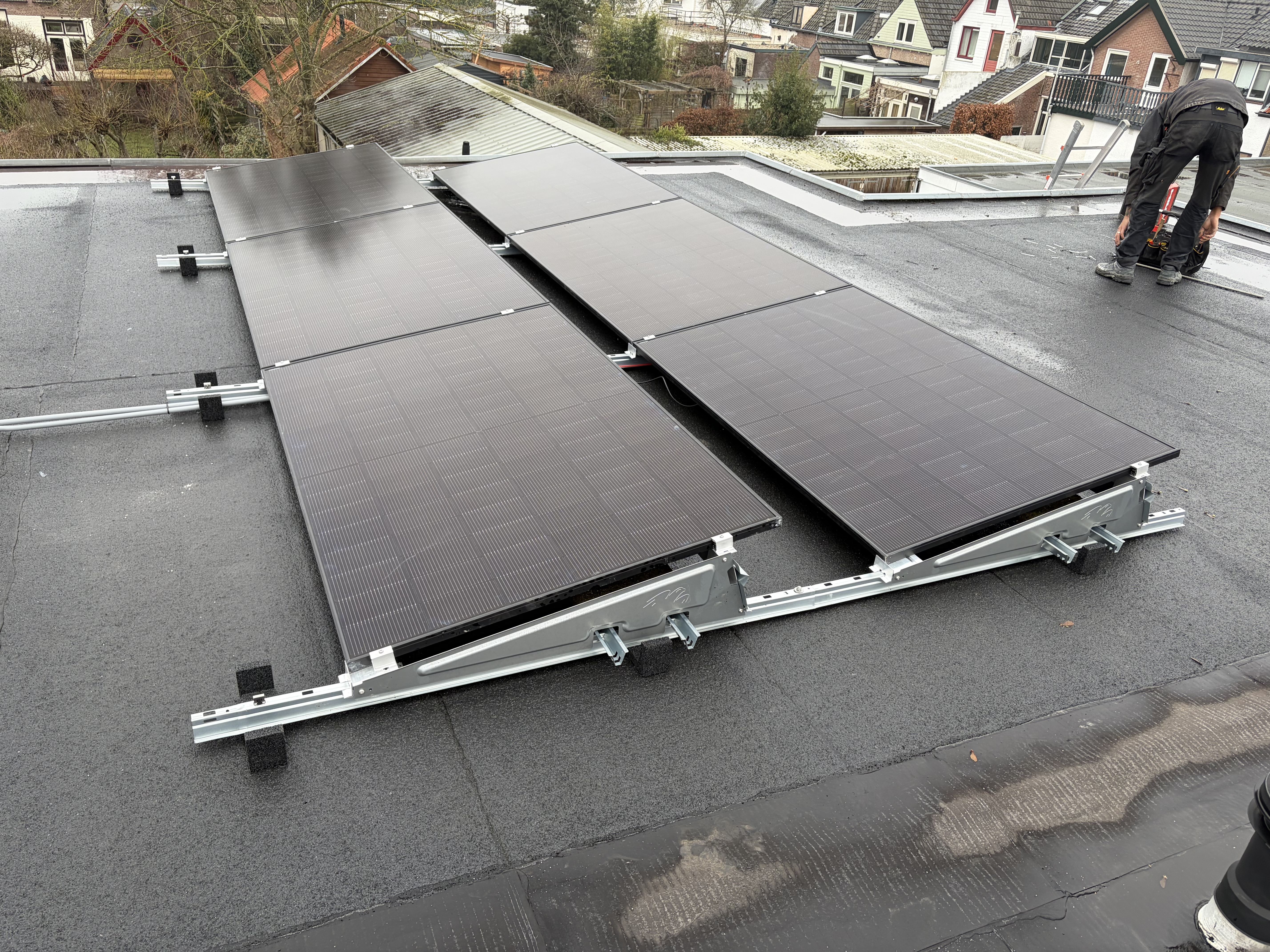 6 all-black zonnepanelen op plat dak in Zutphen