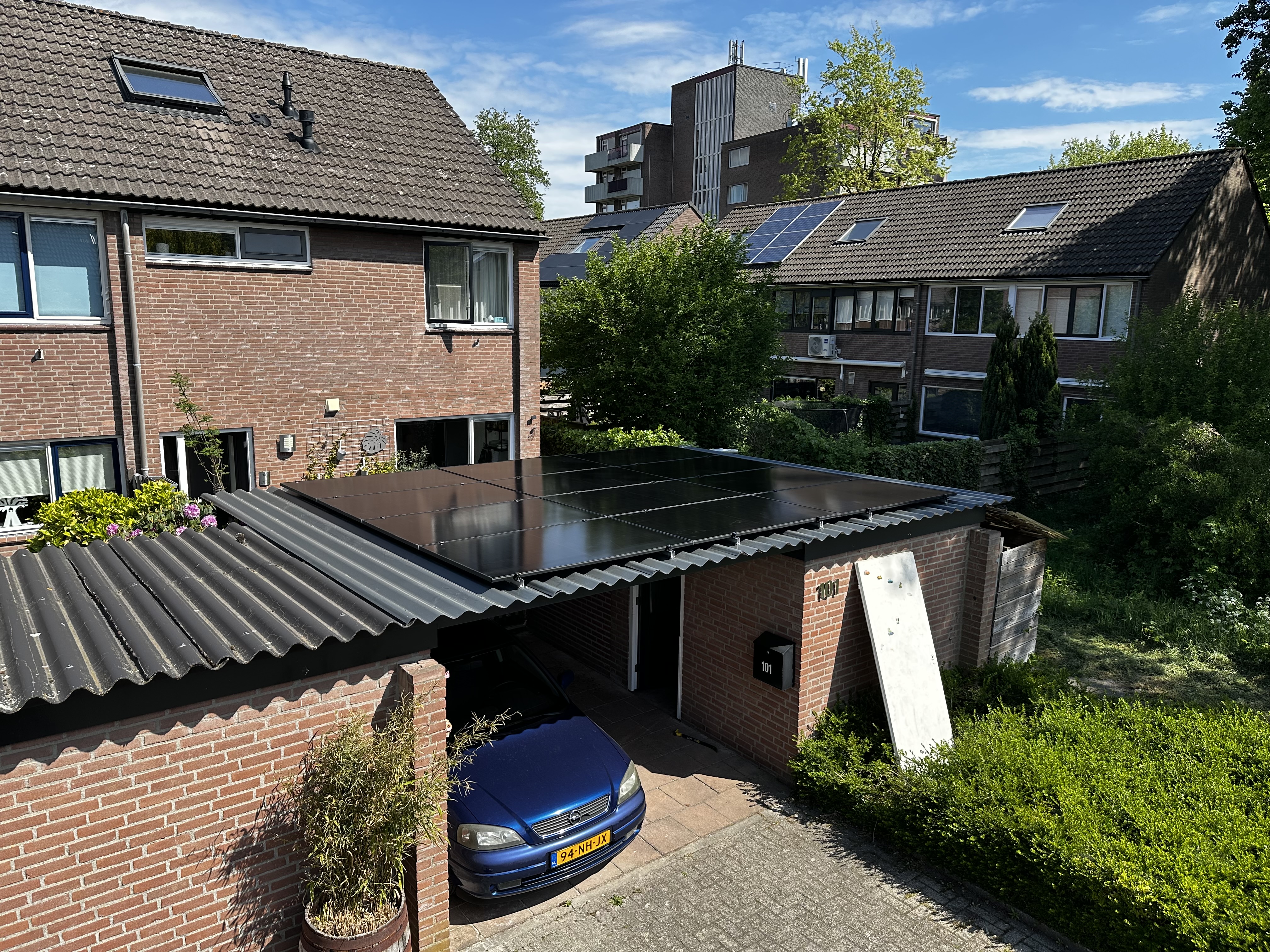 Zwarte zonnepanelen op carport in Apeldoorn