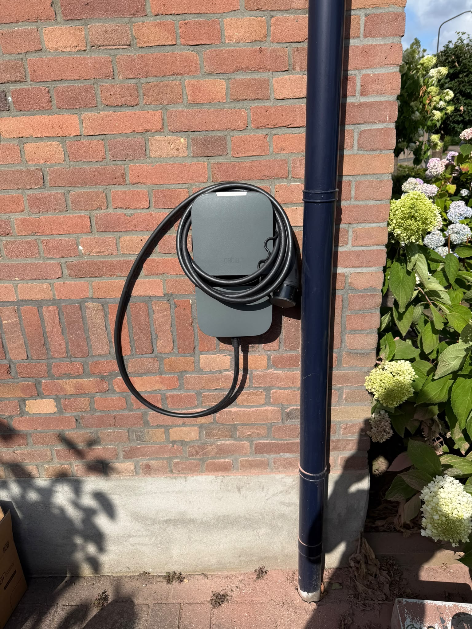 Slimme Peblar-laadpaal geïnstalleerd in Apeldoorn